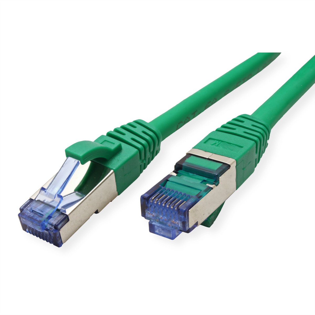 Zielony kabel Ethernet z złączami. Izolowany na białym tle, zbliżenie.