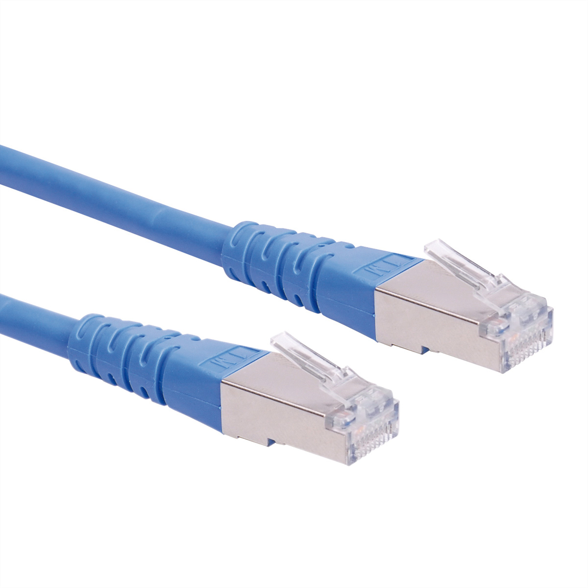 Twee blauwe Ethernet-kabels met zilveren connectoren, schuin, tegen een witte achtergrond.