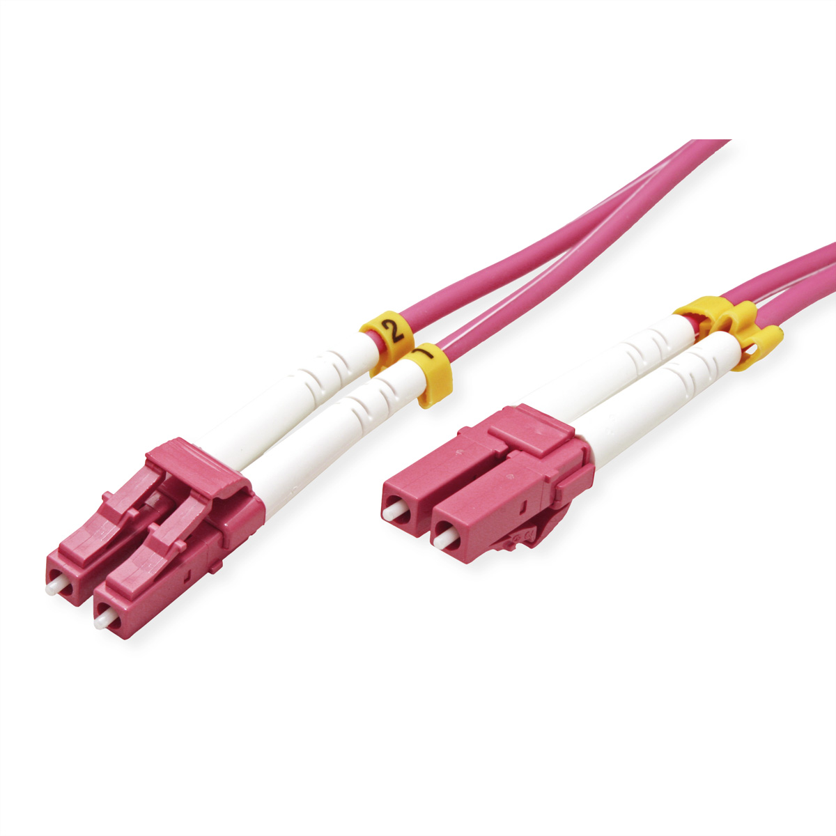 Twee glasvezelkabels, roze kabel, roze connectoren, schuin, witte achtergrond.
