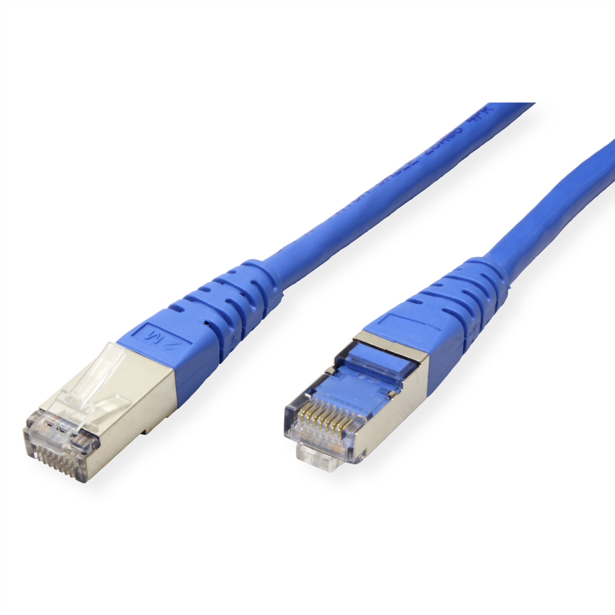 Twee blauwe Ethernet-kabels met connectoren. Eén kabel is dichterbij en toont zijn connectoren.