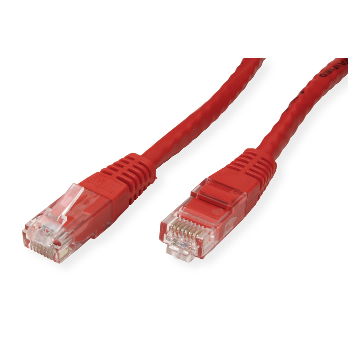 Câble Ethernet rouge avec deux connecteurs, gros plan sur fond blanc.