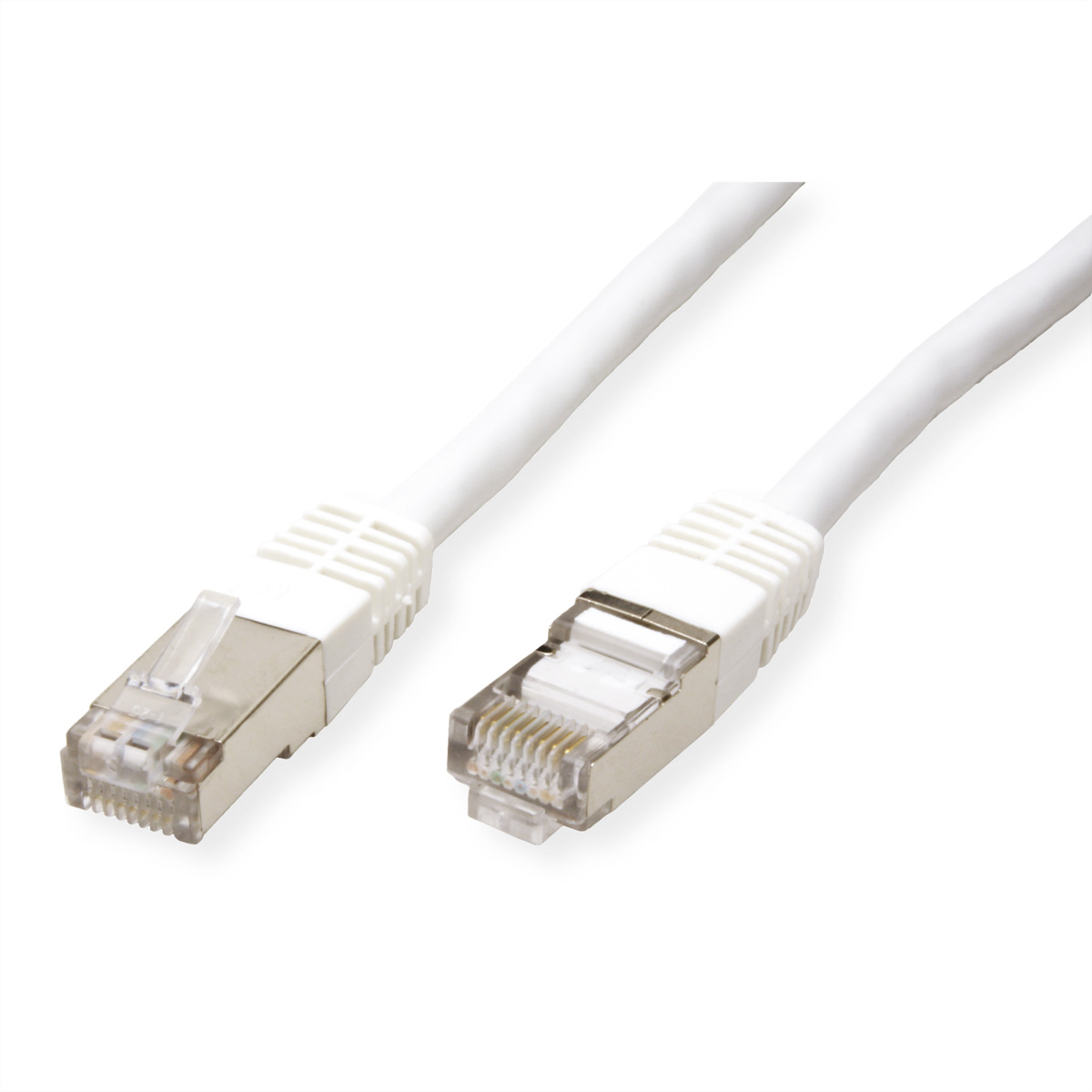 Deux câbles Ethernet blancs avec des connecteurs transparents. Fond blanc. Vue claire des connecteurs.
