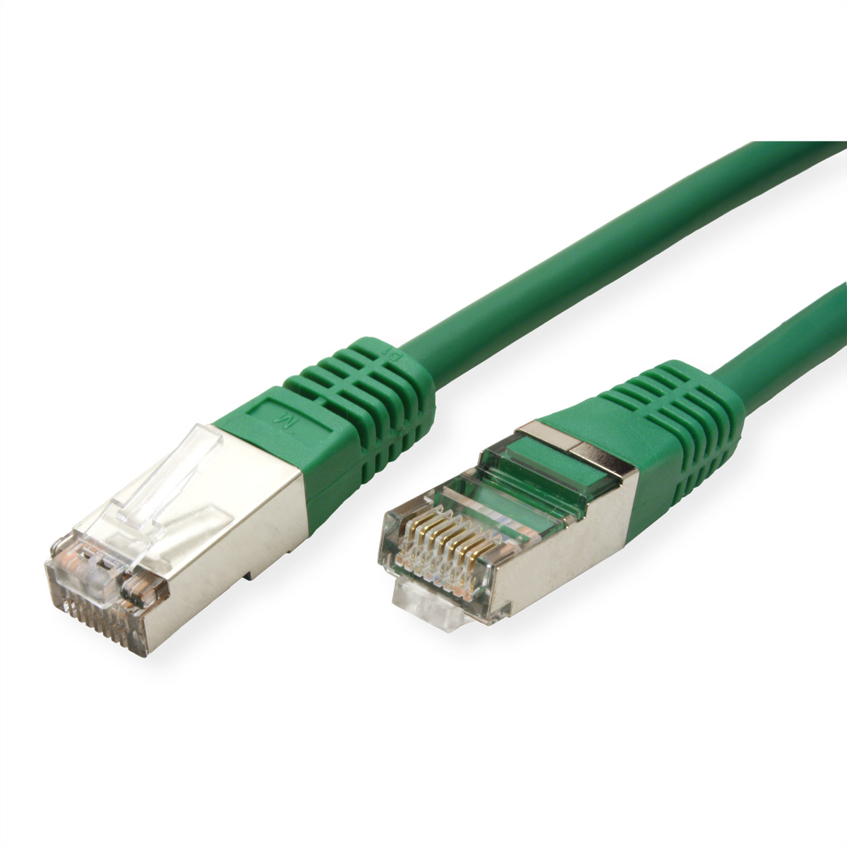 Grünes Ethernet-Kabel mit Steckern an beiden Enden. Weißer Hintergrund, angewinkelter Schuss.