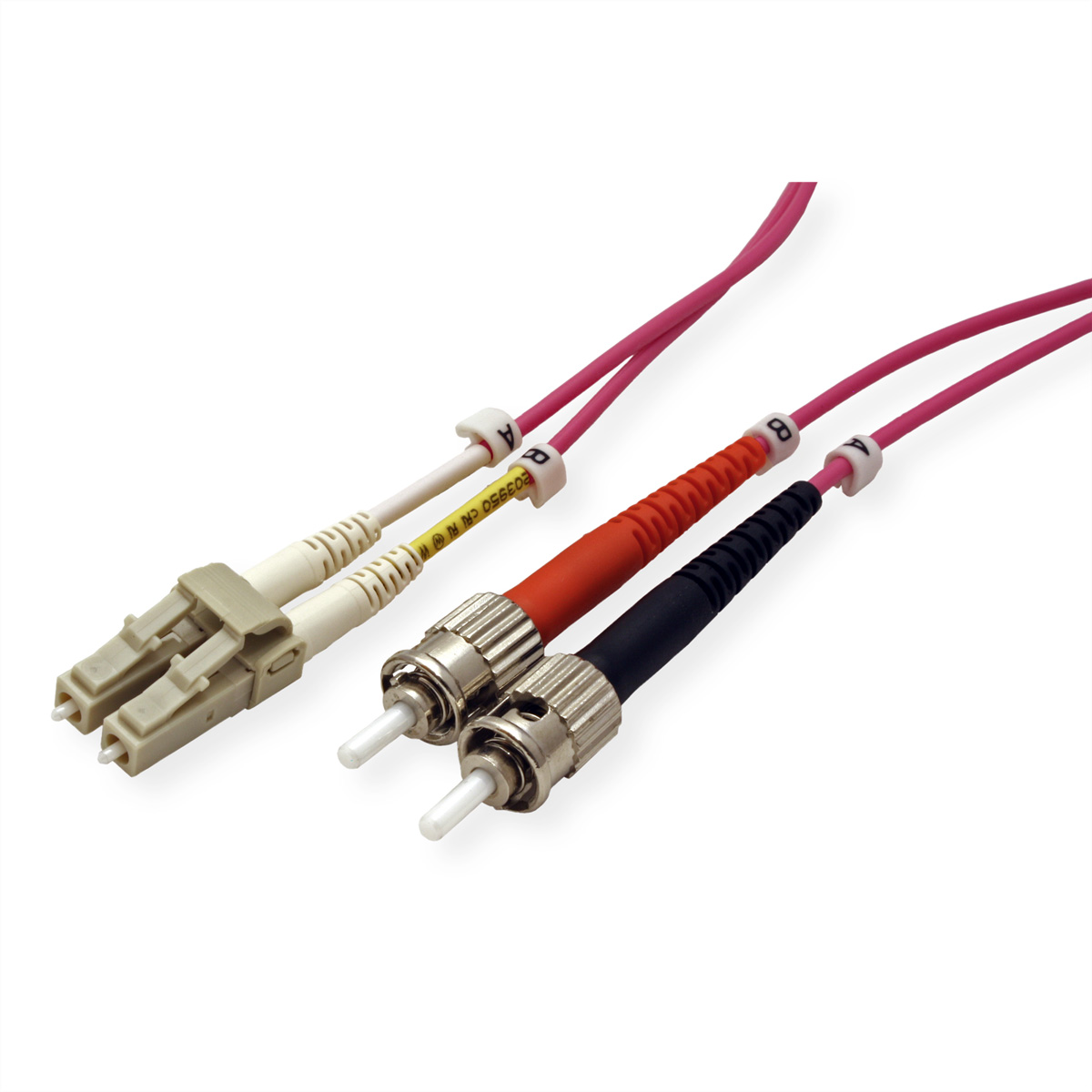 Close-up van drie glasvezelkabels met connectoren. Eén heeft een rode, één een zwarte en één een witte connector.