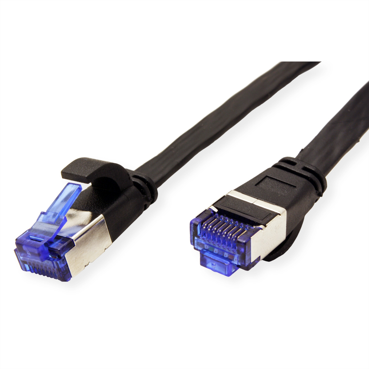 Câble Ethernet noir avec connecteurs bleus. Les connecteurs sont aux extrémités.