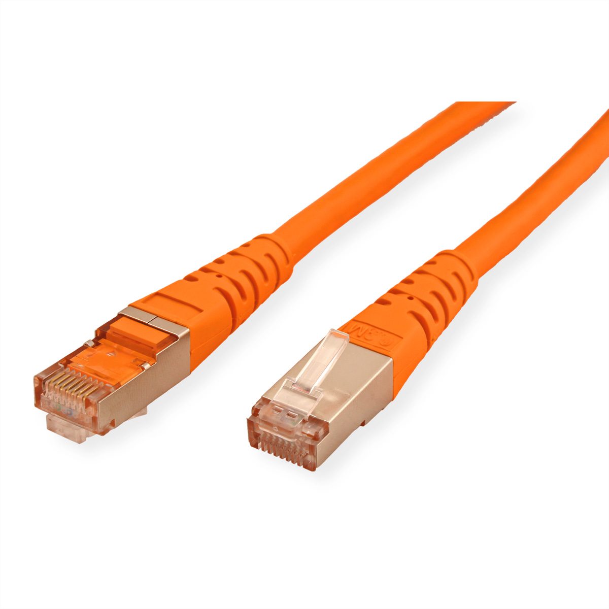 Twee oranje netwerkkabels met zilveren connectoren, witte achtergrond.