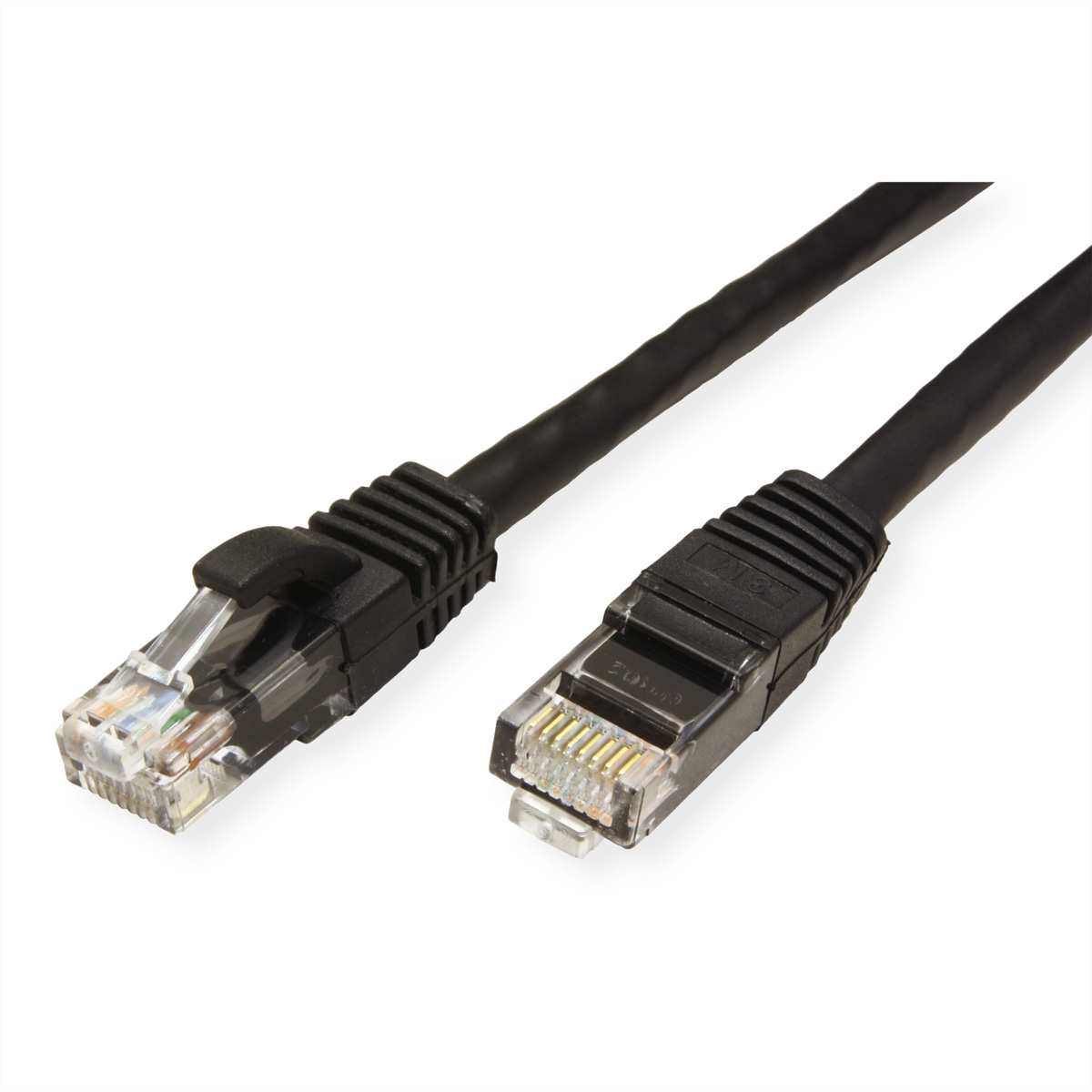 Dwa czarne kable Ethernet z wtyczkami RJ45, leżące na białej powierzchni.