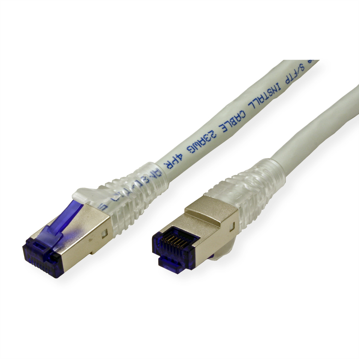 Câble Ethernet blanc avec connecteurs bleus. Gros plan sur les extrémités du câble.