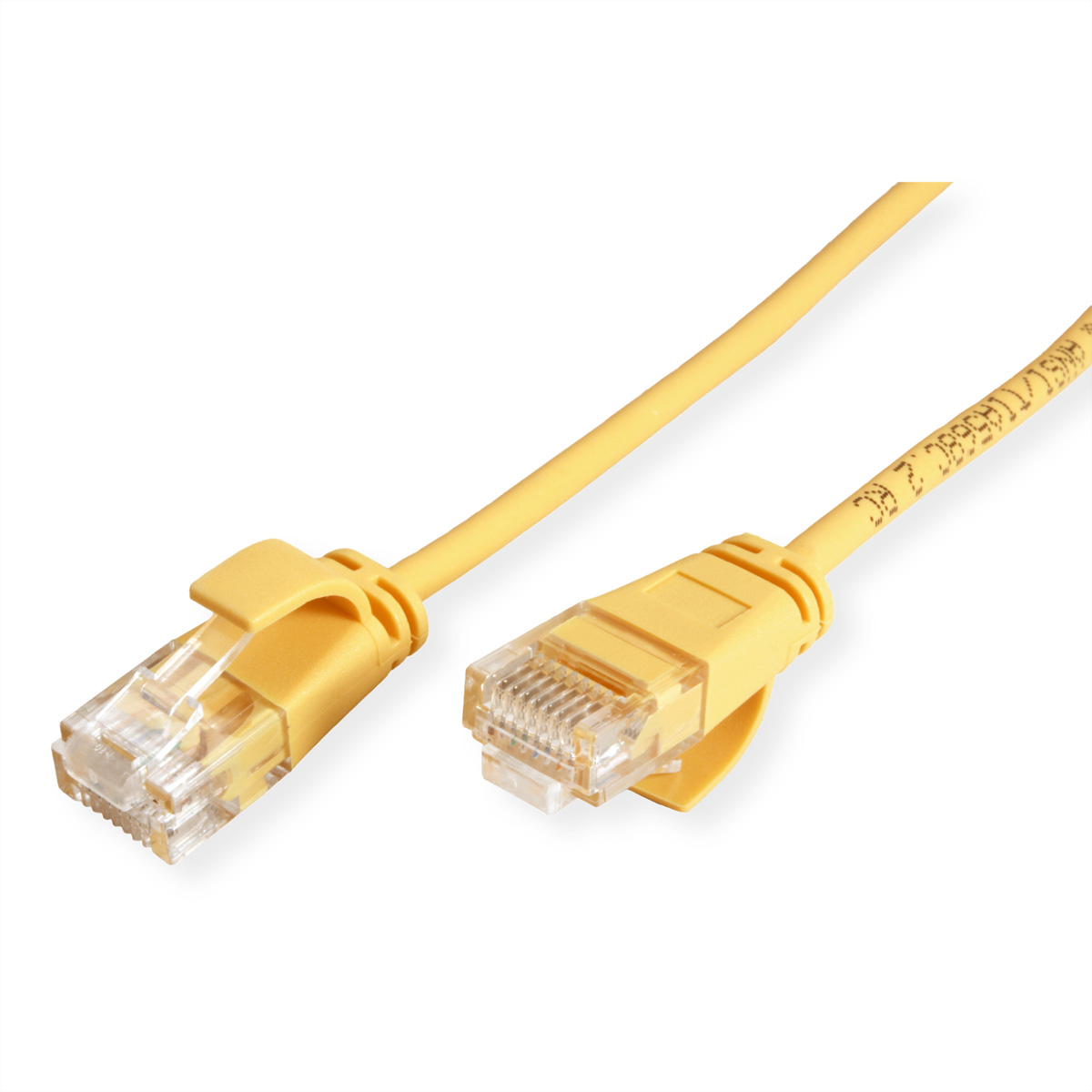 Deux câbles Ethernet jaunes avec des connecteurs. Fond blanc.