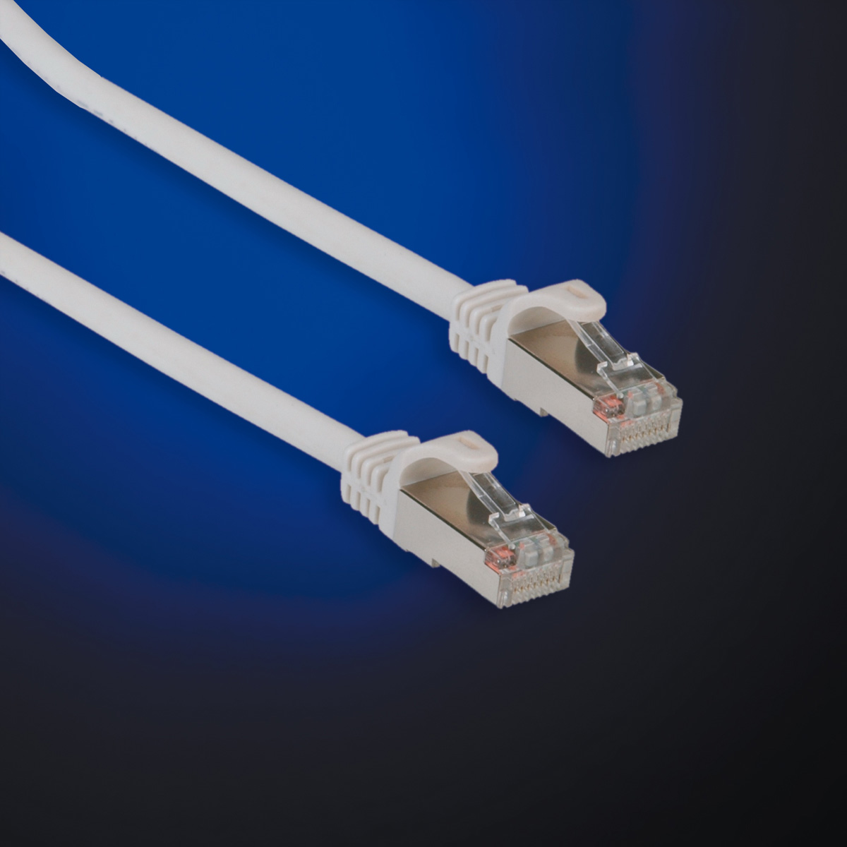 Twee witte ethernetkabels met zilveren connectoren op een blauw-zwarte gradiënt achtergrond.