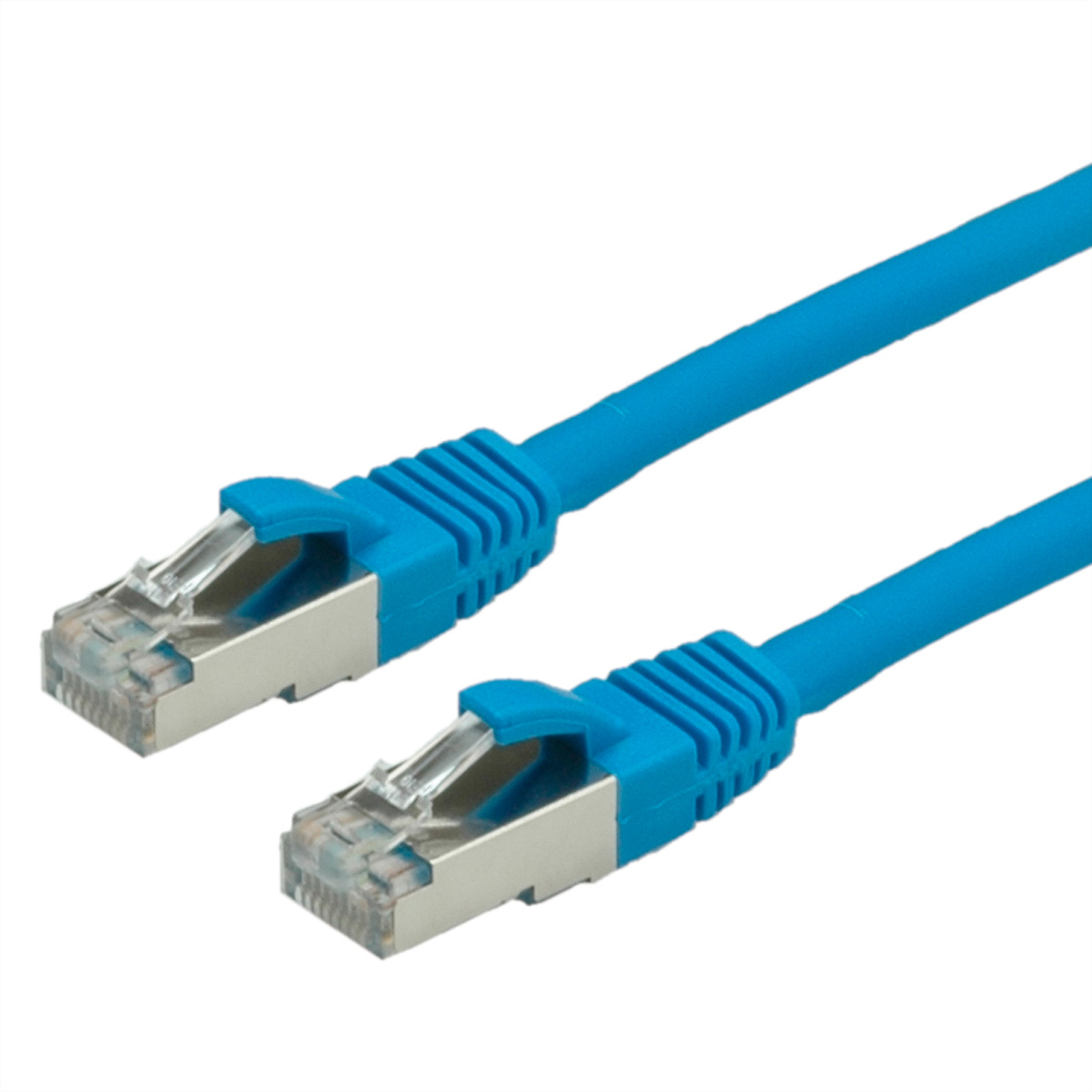 Blauwe ethernetkabel met transparante connectoren tegen een witte achtergrond.