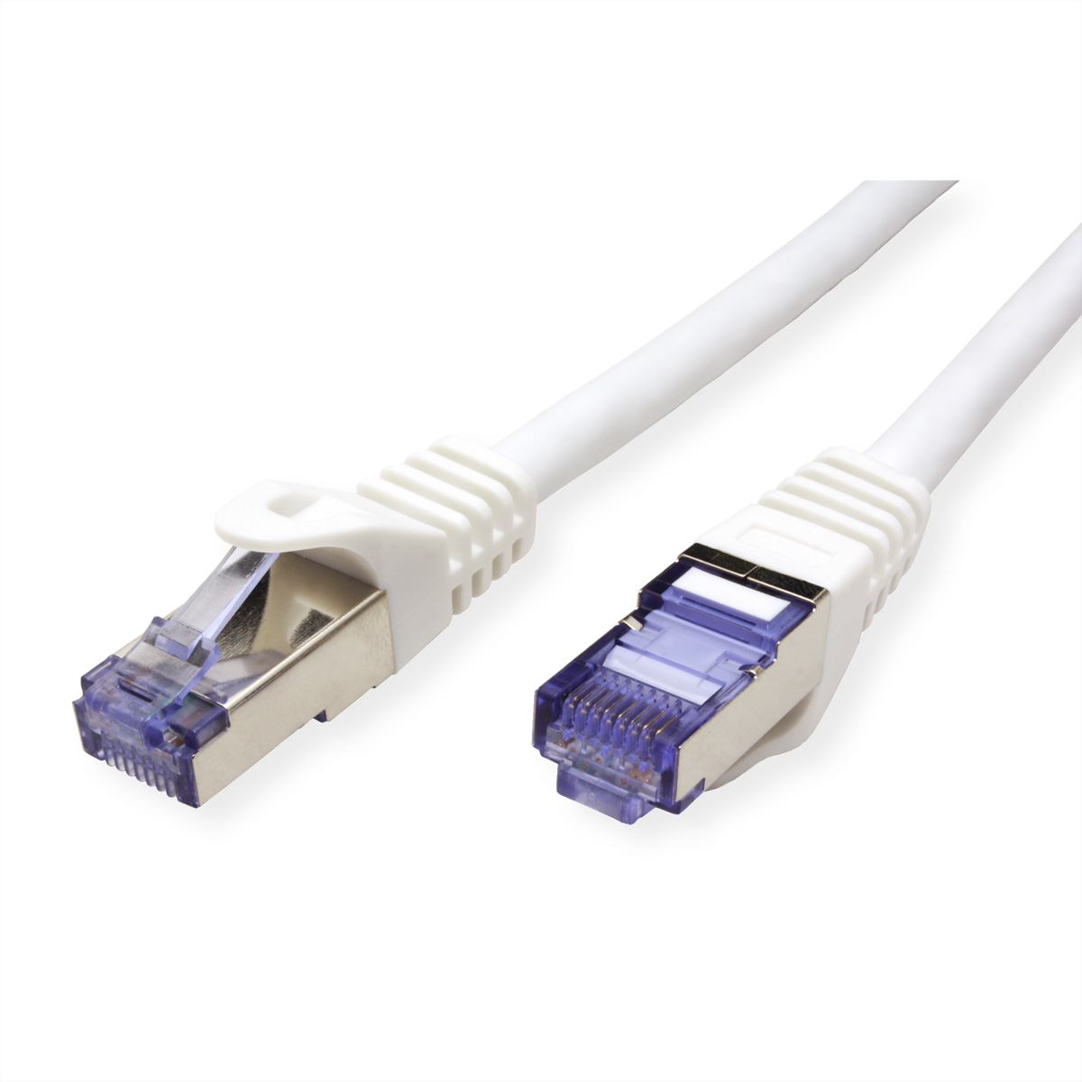 Twee witte ethernetkabels met RJ45-connectoren, op een witte achtergrond, close-up.
