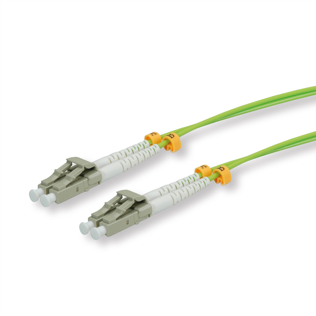 Deux câbles à fibre optique avec connecteurs. Les câbles sont verts, les connecteurs gris et orange.