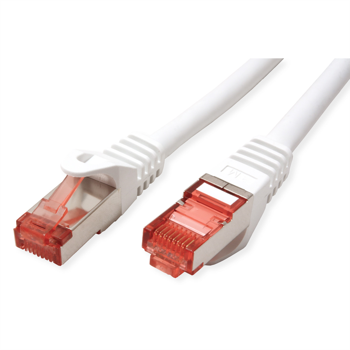 Witte Ethernet-kabel met transparante connectoren. Eén kabel is dichter bij de camera.