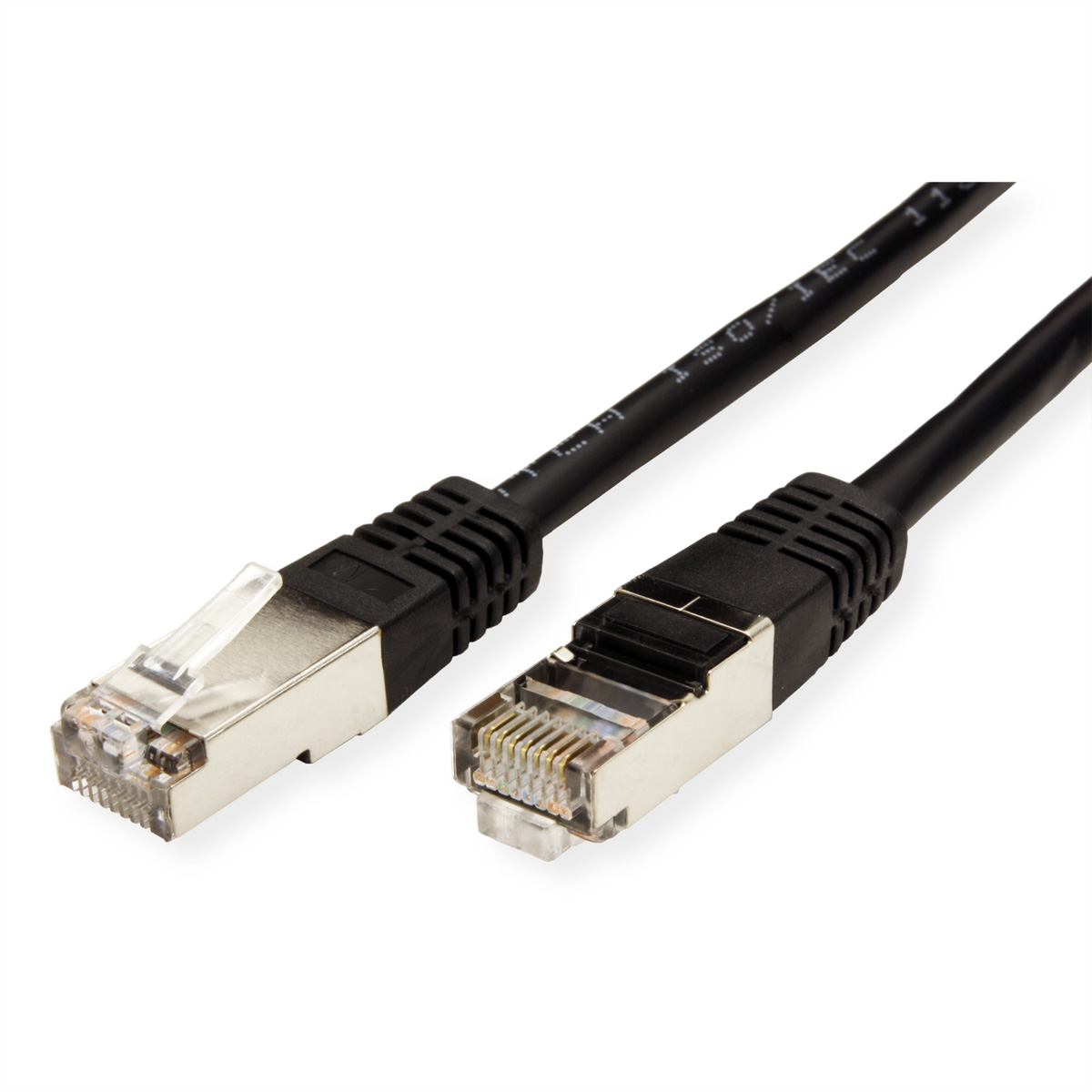 Zwarte Ethernet-kabel met transparante connectoren. Eén kabel is dichter bij de camera.