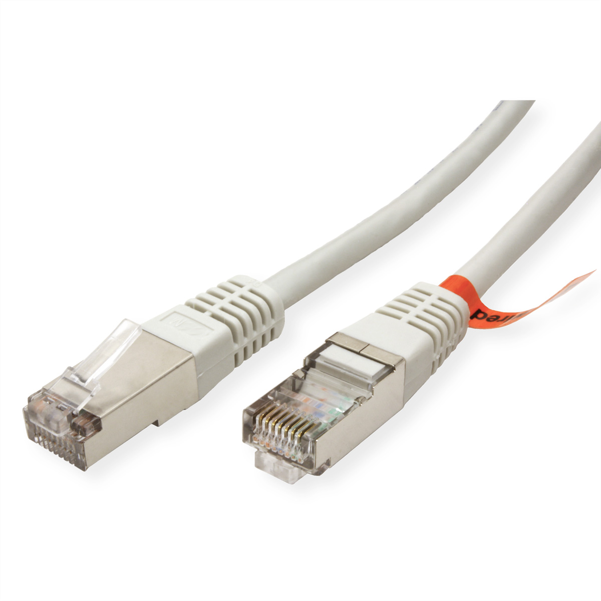Twee witte netwerkkabels, met RJ45 connectoren. Eén met een rood label.