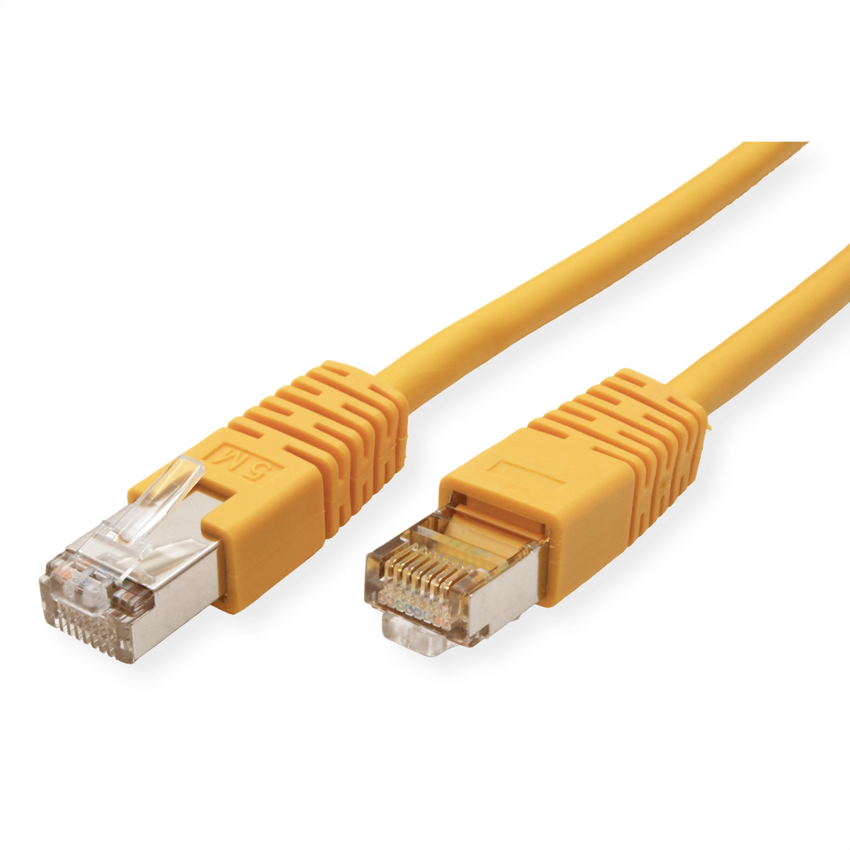 Câble Ethernet jaune avec des connecteurs à chaque extrémité. Le câble est droit.