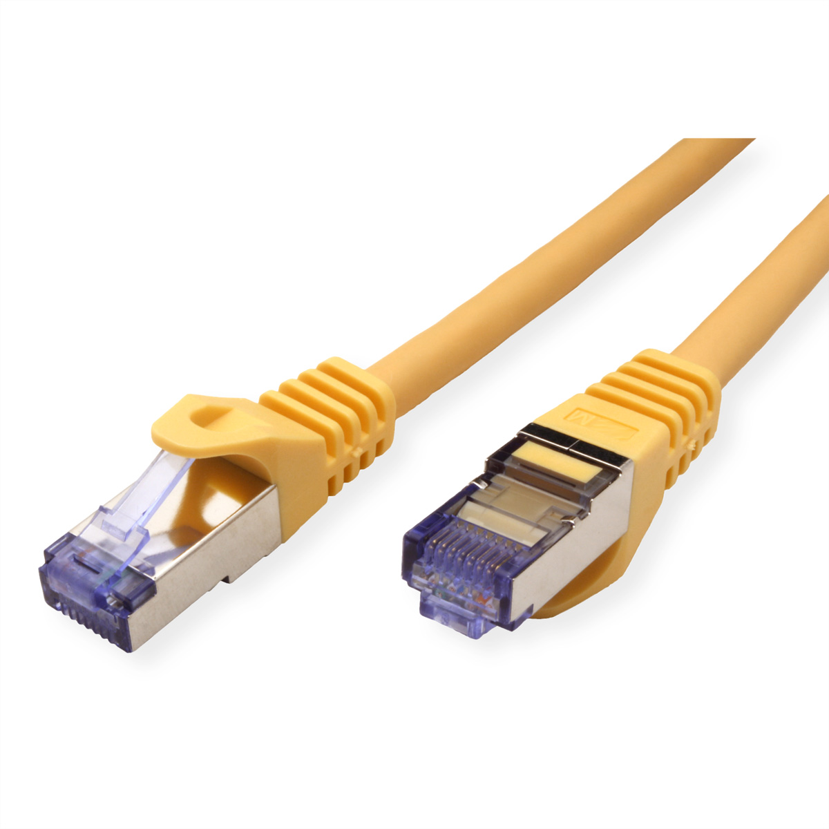 Gele Ethernet-kabel met connectoren, close-up op een witte achtergrond.