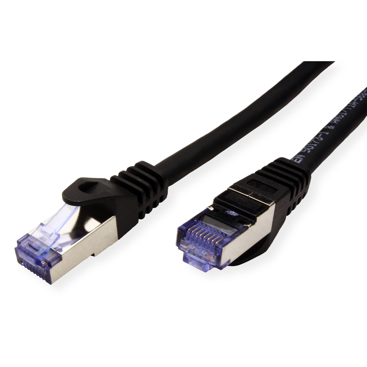 Câble Ethernet noir avec connecteurs sur une surface blanche.