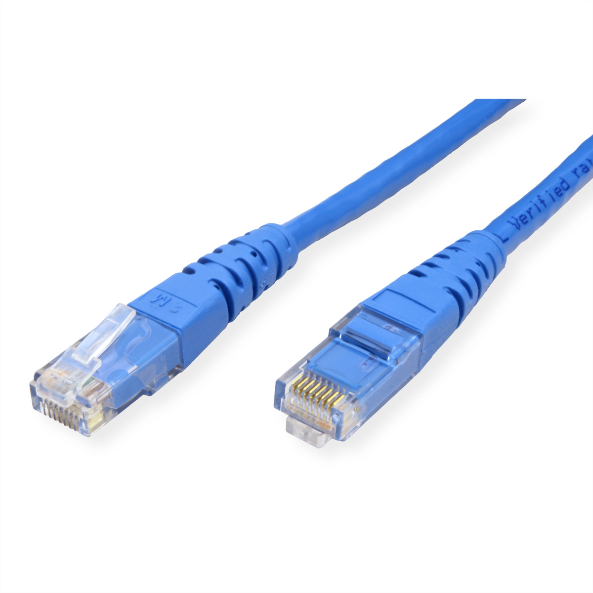 Blauwe Ethernet-kabel met transparante connectoren. Eén kabel is dichter bij de camera.
