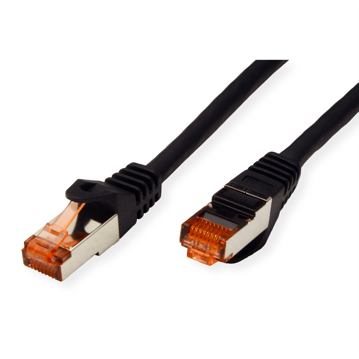 Câble Ethernet noir avec connecteurs orange. Un câble est plus près de la caméra.