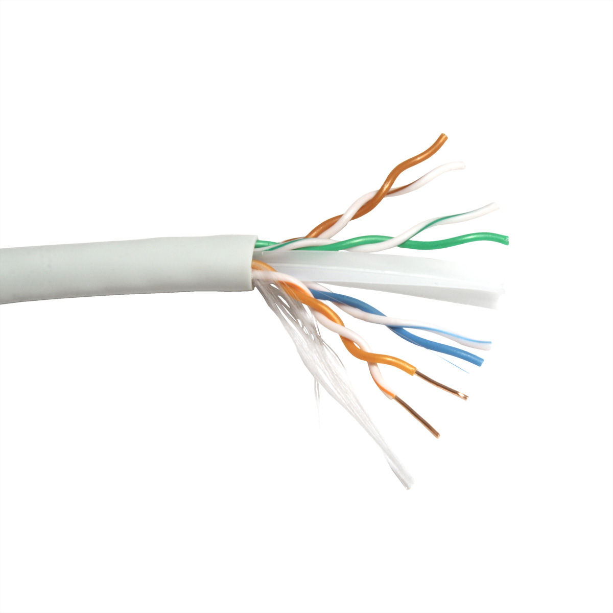 Przecięty kabel Ethernet z odsłoniętymi kolorowymi przewodami. Białe tło.