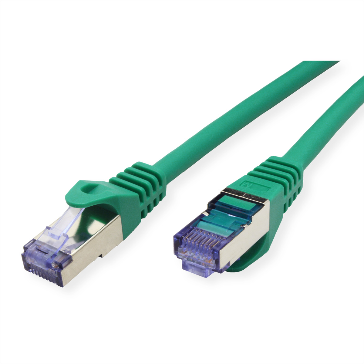 Câble Ethernet vert avec connecteurs transparents sur fond blanc. Le câble est légèrement incurvé.