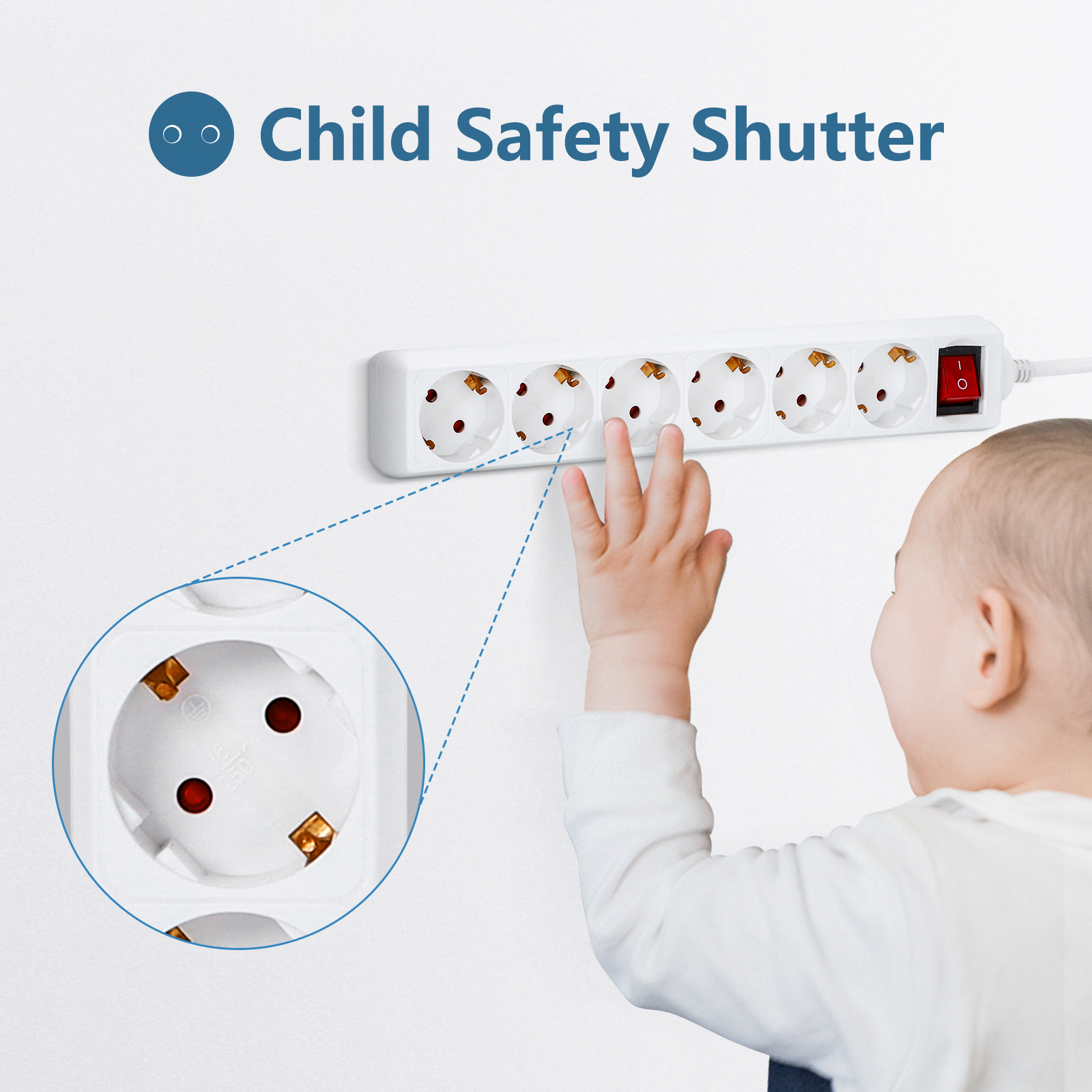 Obturador de seguridad infantil en un enchufe de pared, con la mano de un bebé acercándose.