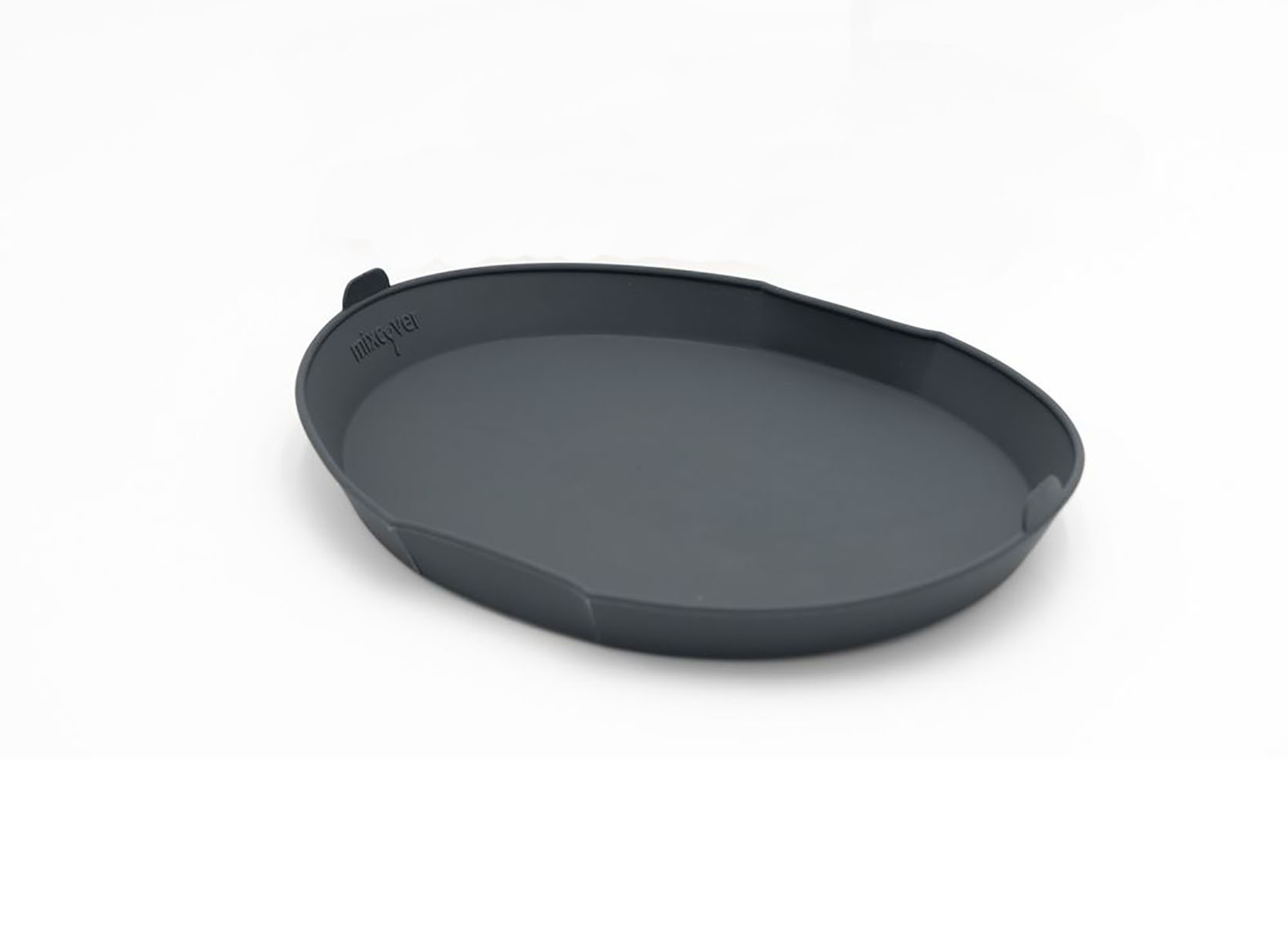 Ein graues, oval geformtes Tablett mit einer Lippe. Der Markenname 'mix&ver' steht an der Seite. Weißer Hintergrund.