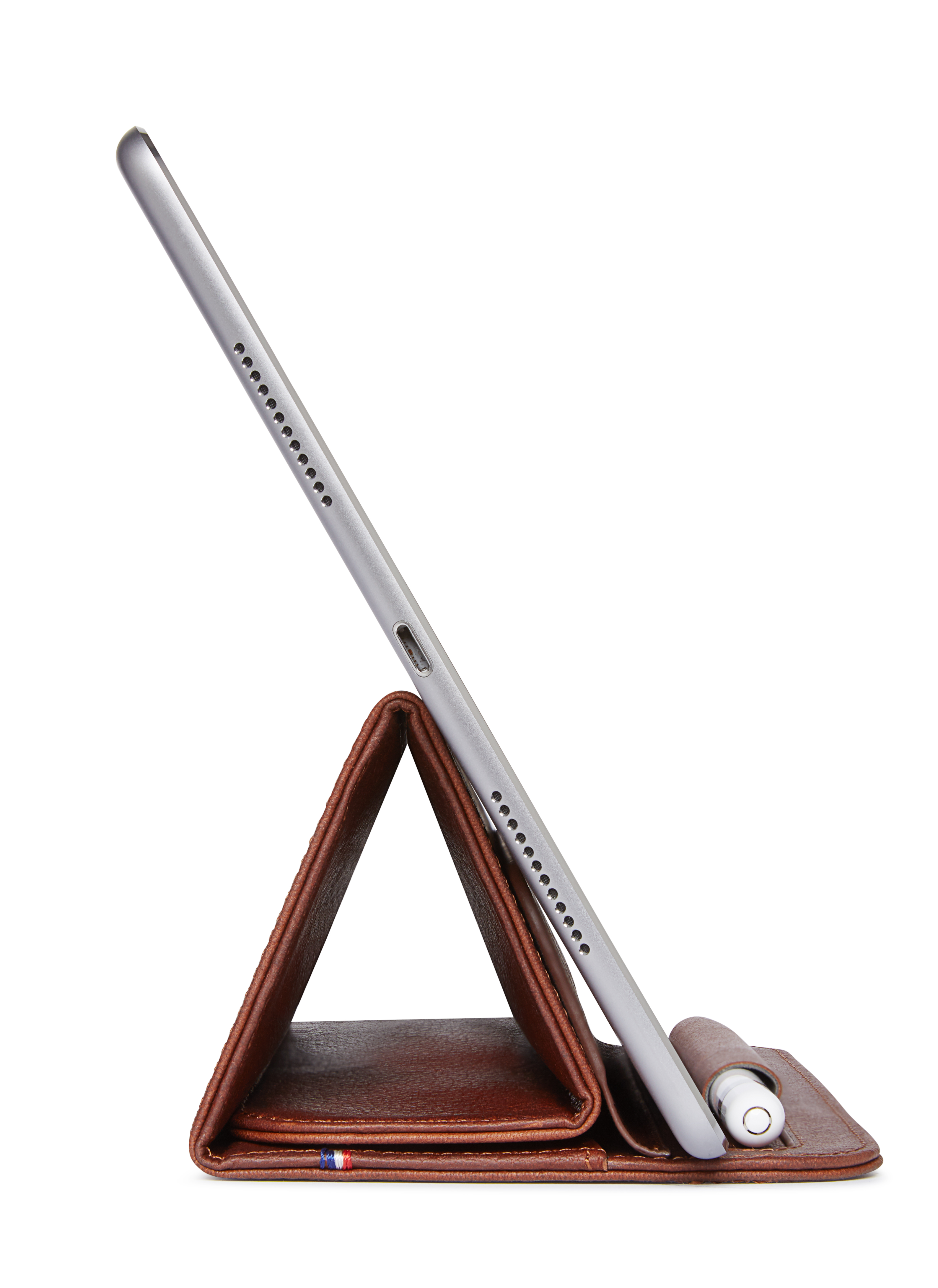Een iPad in een bruine leren hoes, ondersteund met een stylus.