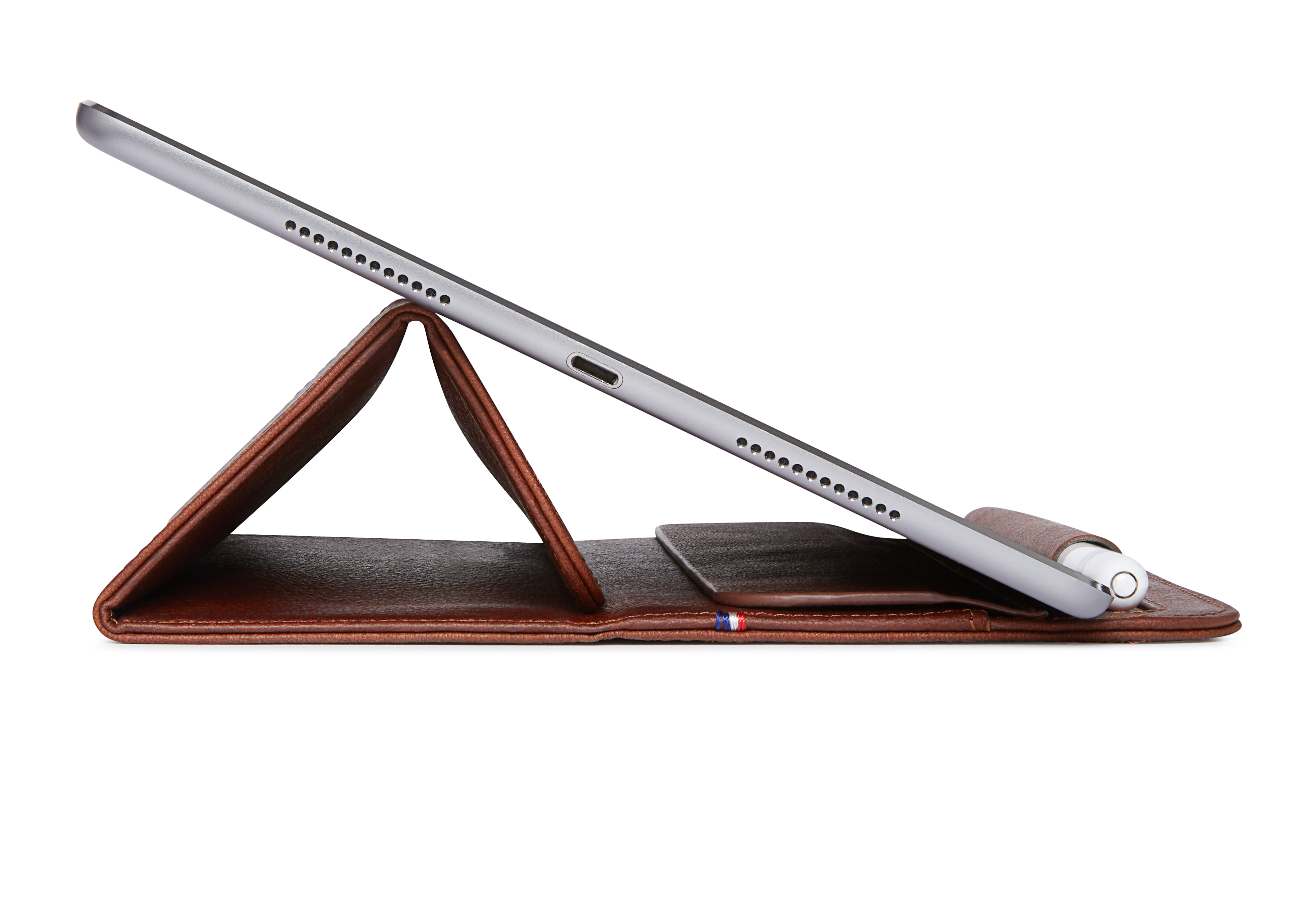 Tablet in een bruine hoes, omhooggezet. Witte achtergrond.