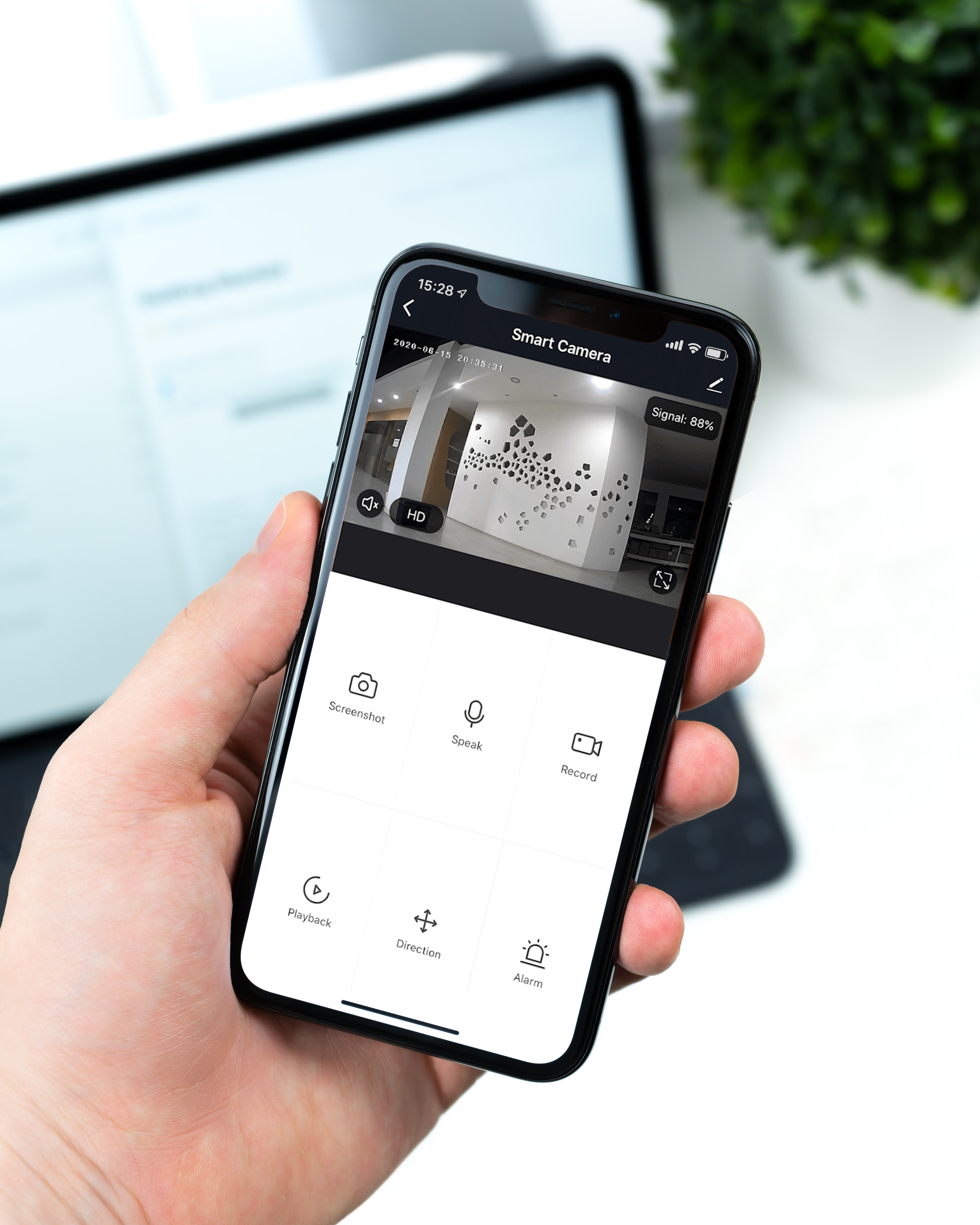Eine Hand hält ein schwarzes Smartphone, das eine Smart-Kamera-App zeigt.