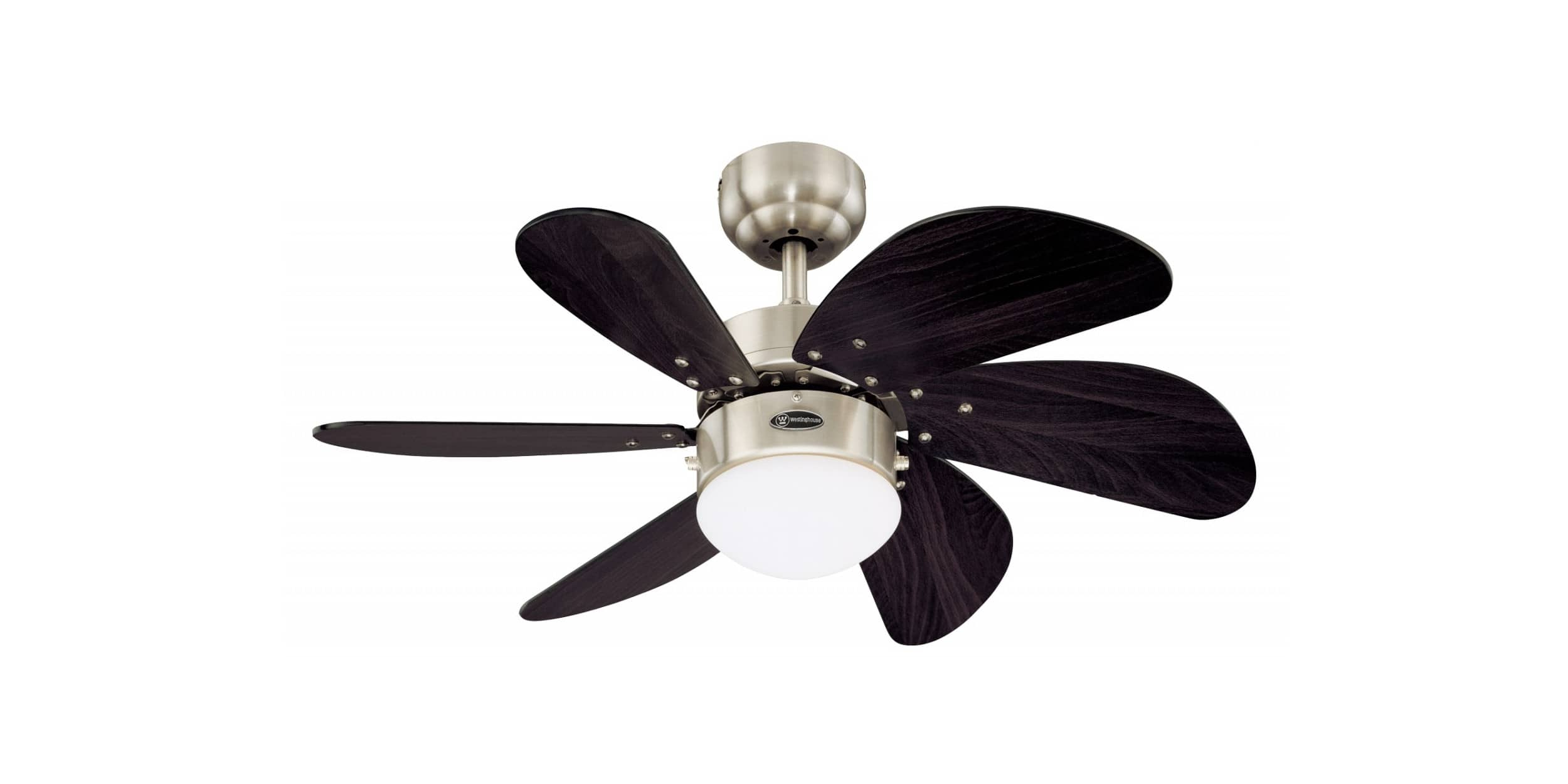 Deckenventilator mit dunklen Holzflügeln, silbernem Motorgehäuse und zentralem Licht vor weißem Hintergrund.