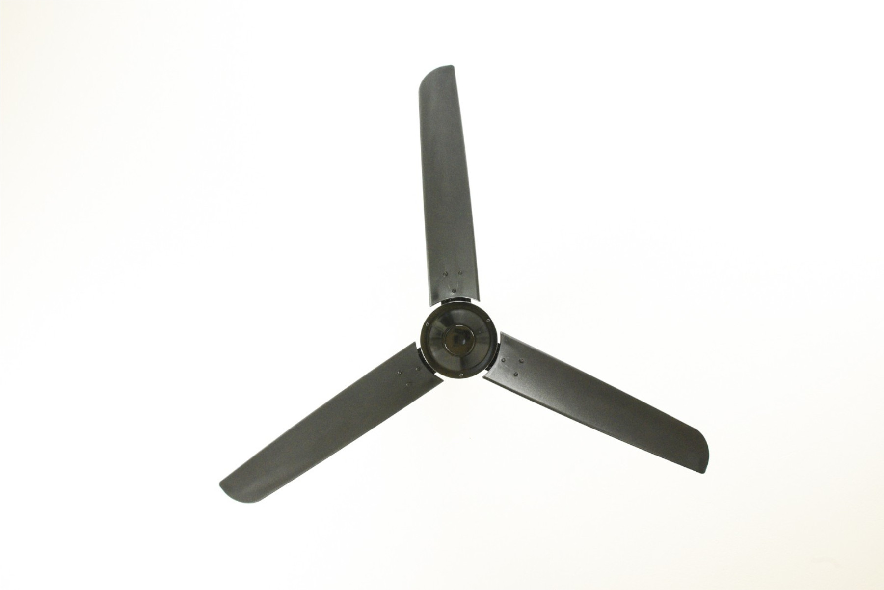 Deckenventilator mit drei dunkelgrauen Flügeln.
