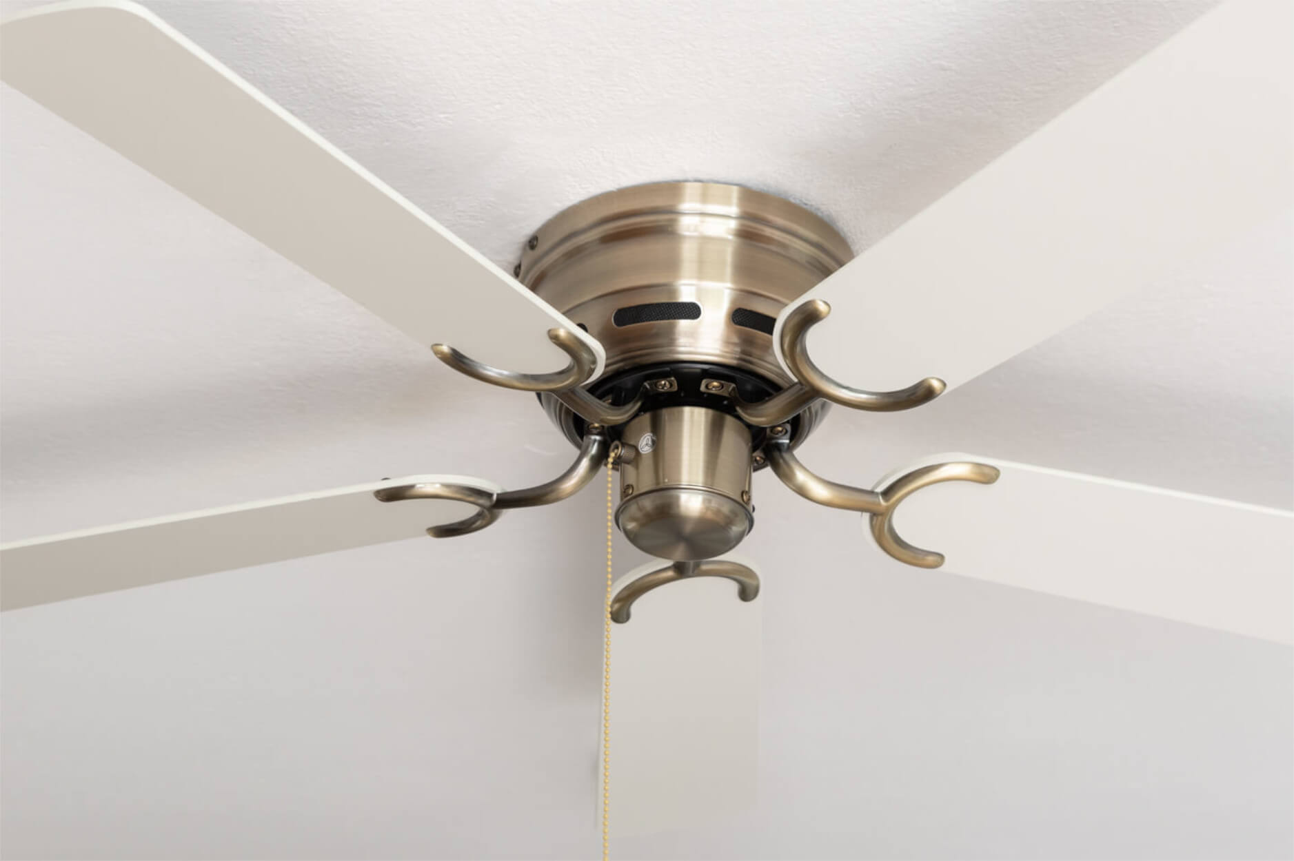 Deckenventilator, weiße Flügel, bronzefarbenes Zentrum und Hardware.
