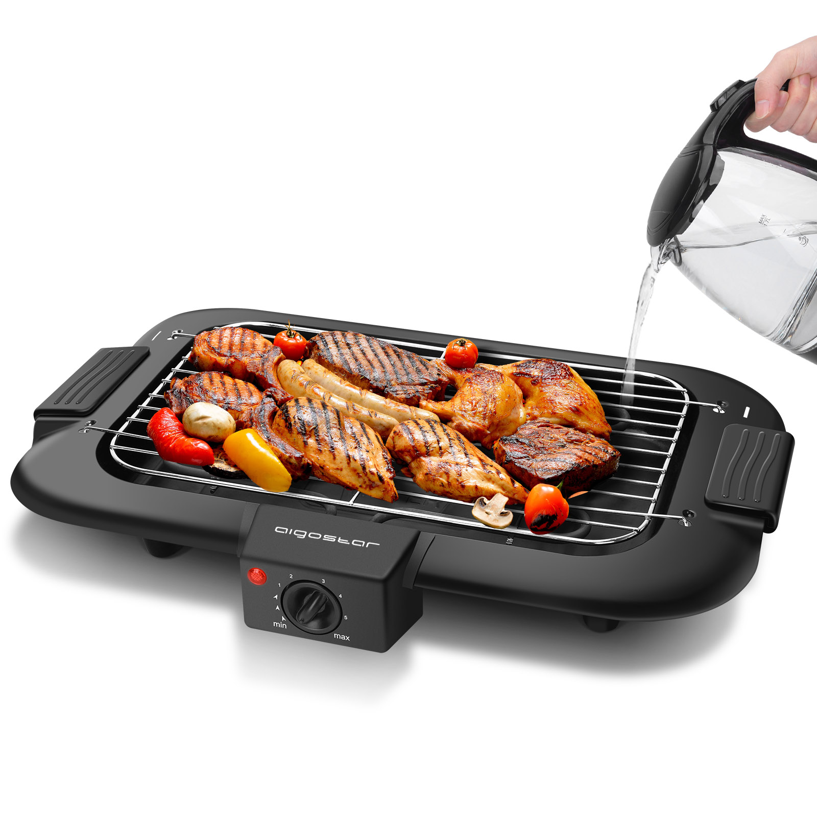 Grill mit Grillgut. Jemand gießt Wasser aus einem Krug. Weißer Hintergrund.