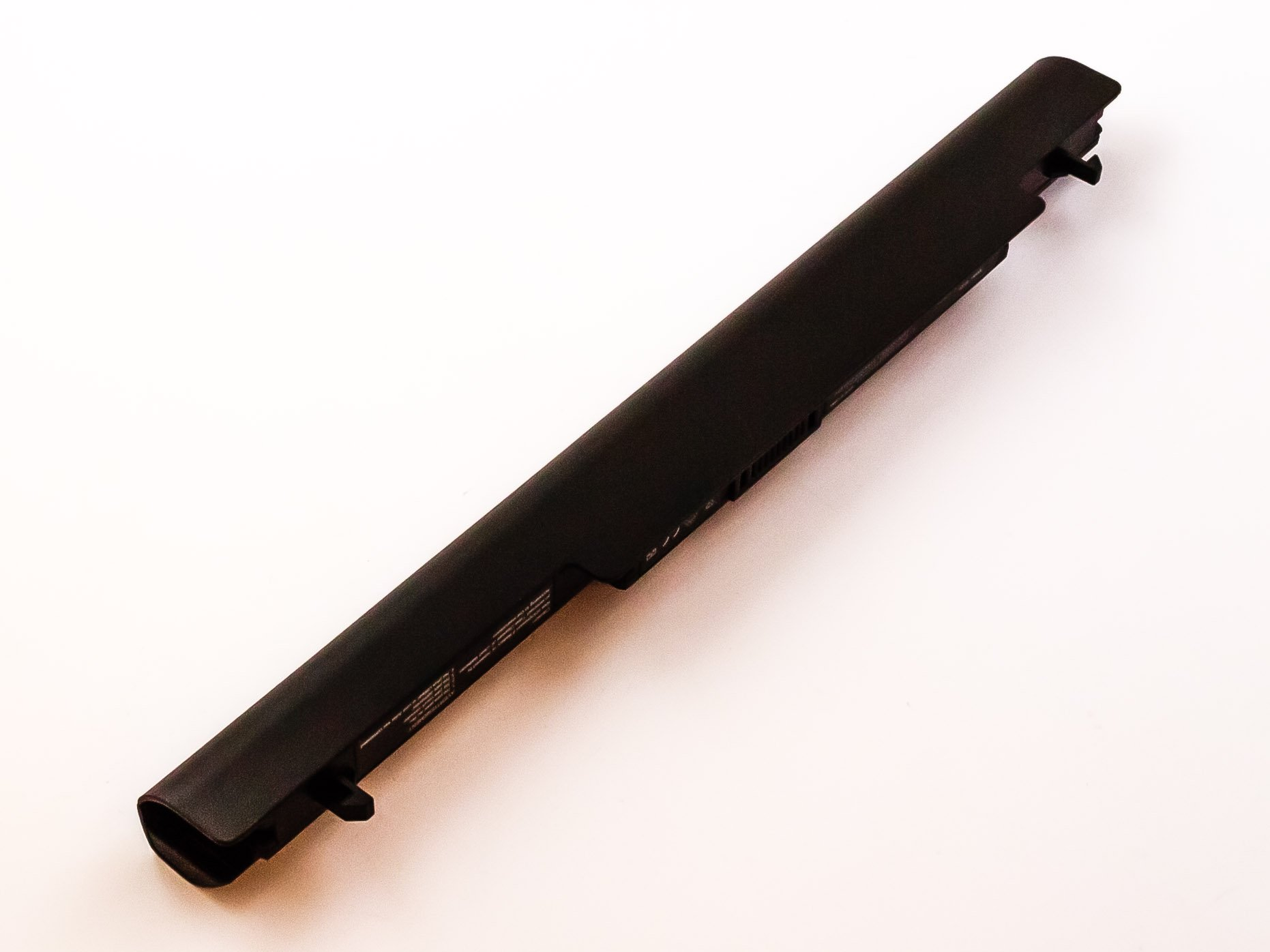 Schwarzer Laptop-Akku auf weißer Oberfläche. Er hat zwei kleine schwarze Clips.