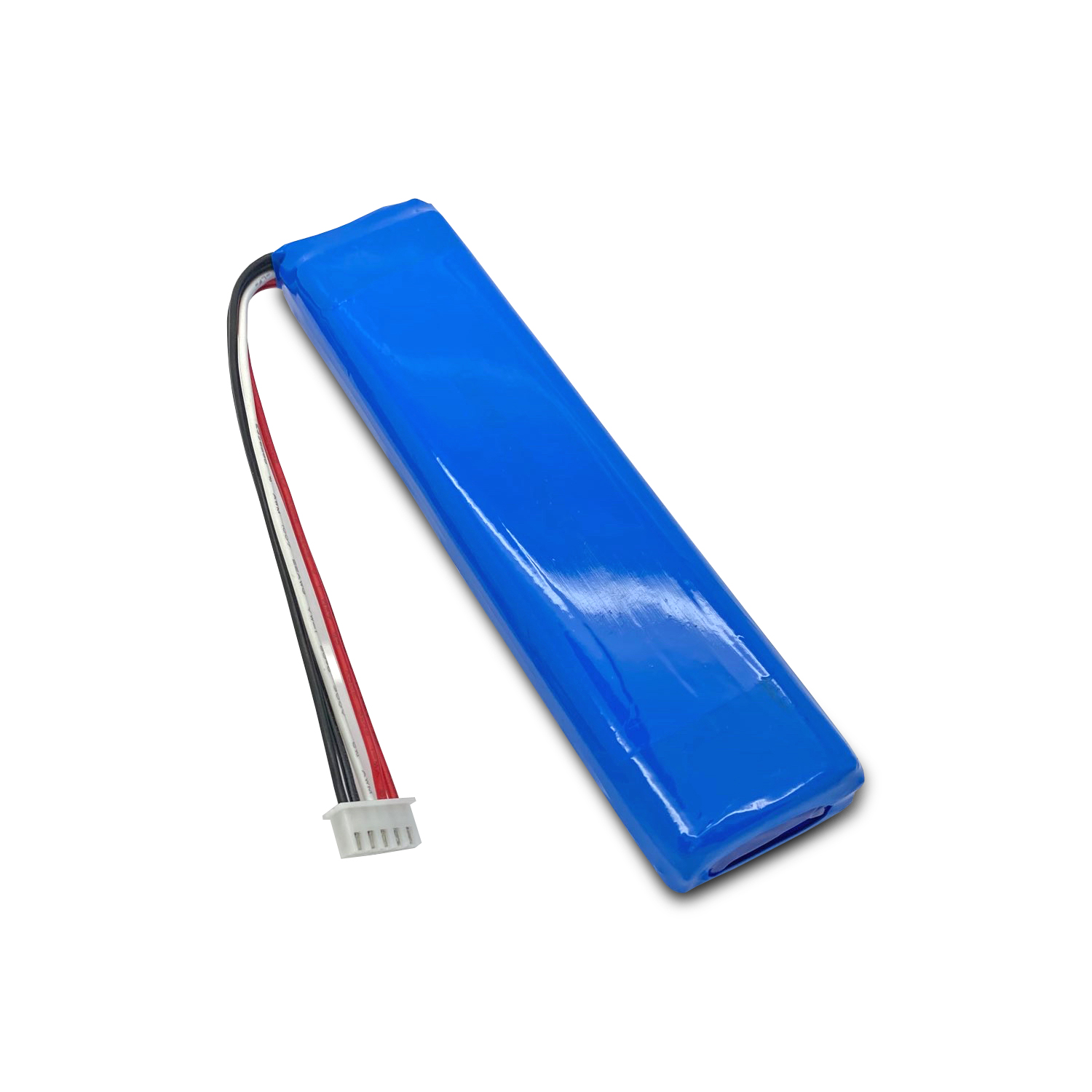 Ein blauer rechteckiger Akku mit Drähten und einem weißen Stecker auf weißem Hintergrund.