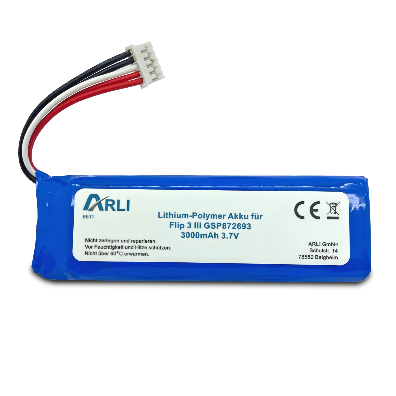 Blaues Akkupack mit weißen Drähten und einem Stecker, mit Textetikett, isoliert.