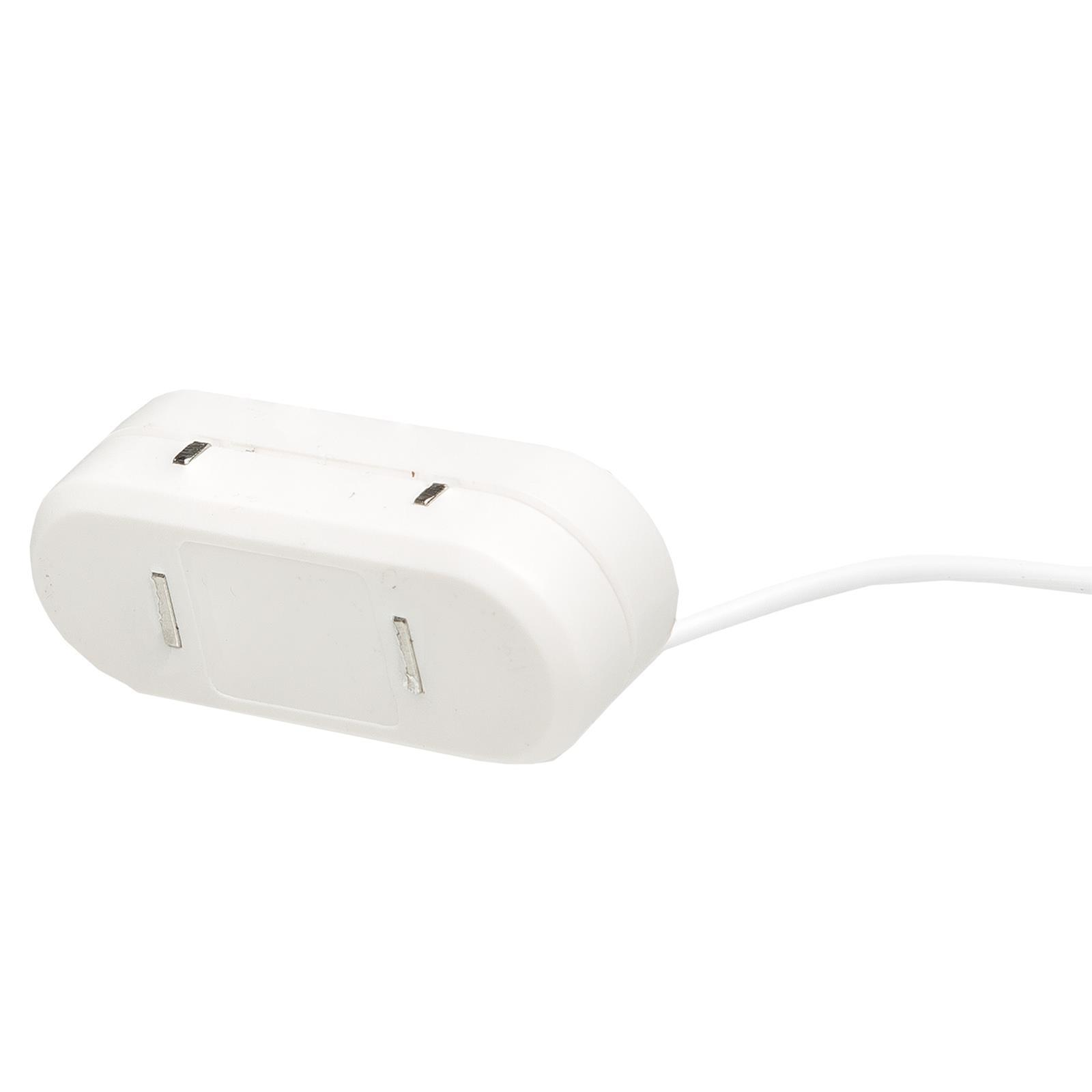 Weiße Steckdose mit weißem Kabel. Die Steckdose hat zwei Schlitze.