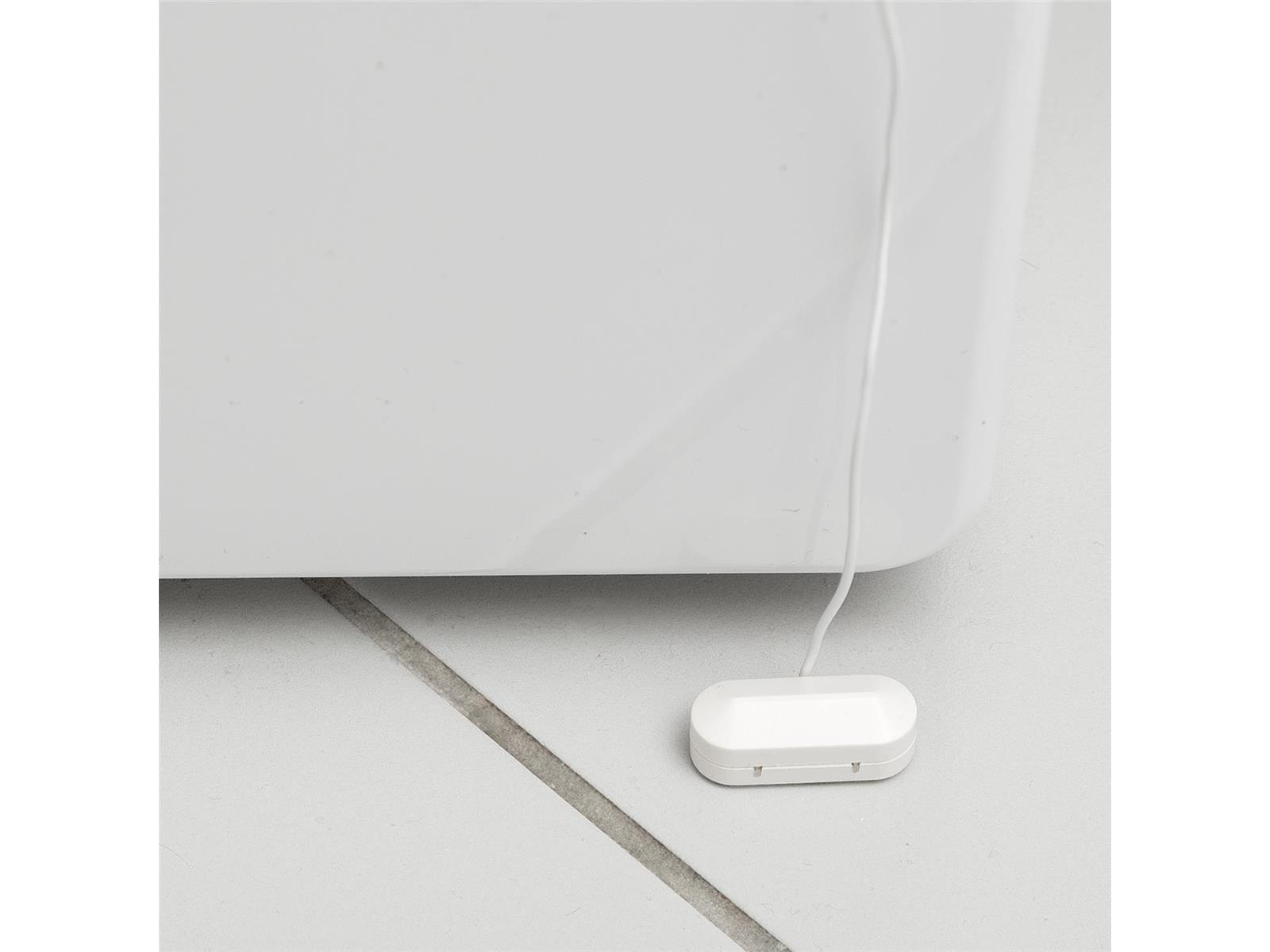 Weißes rechteckiges Gerät mit Kabel auf Fliesenboden.