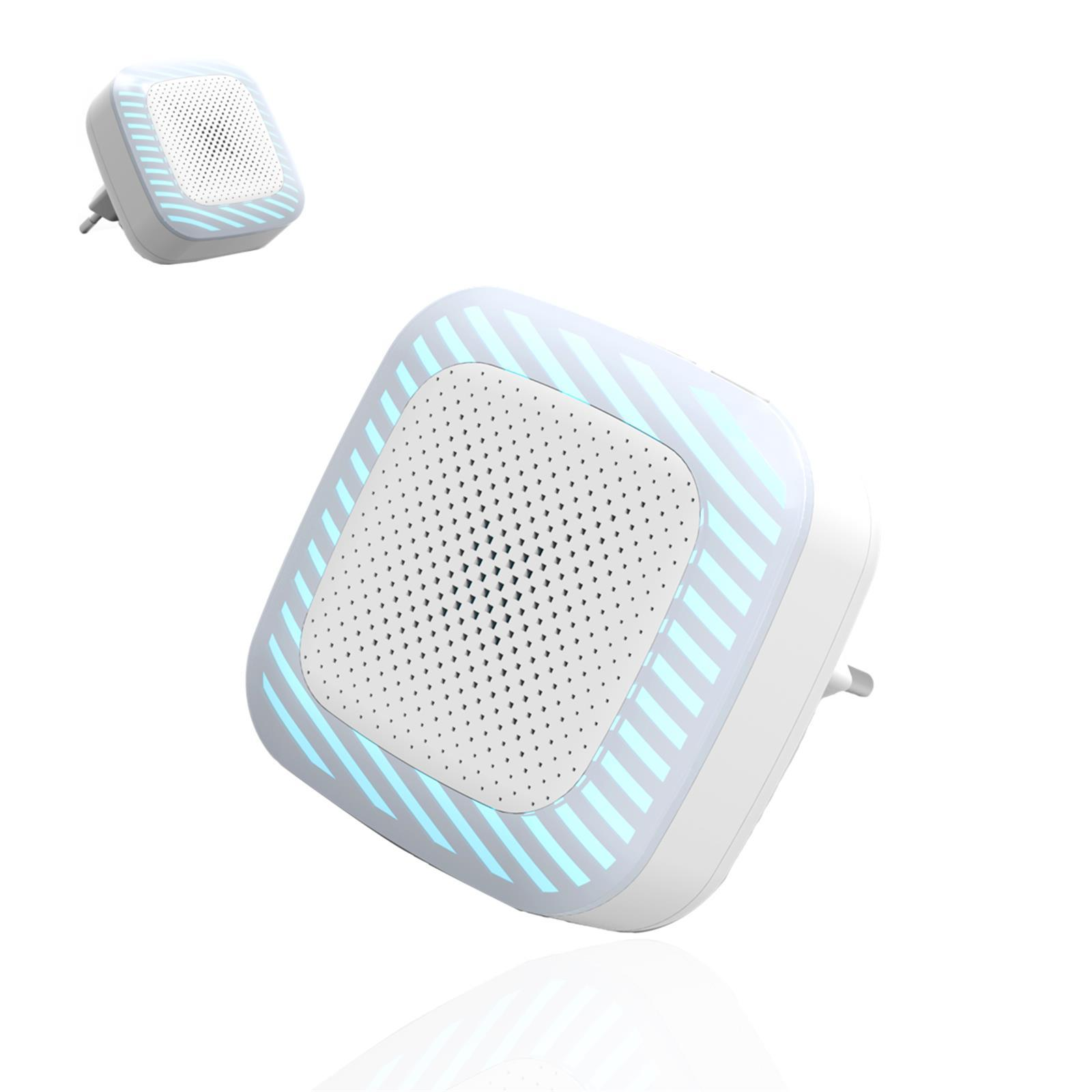 Weißer quadratischer Luftreiniger mit blauem Licht und Stecker. Weißer Hintergrund.