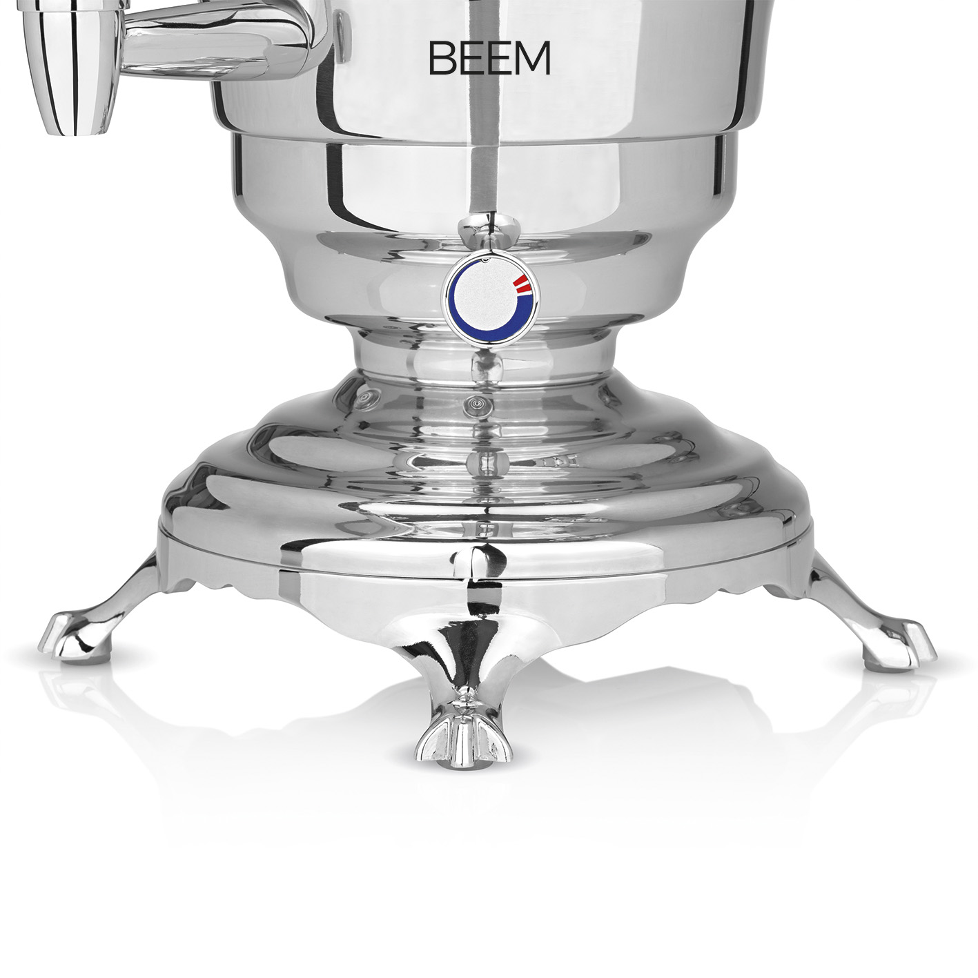 Ein Chrom-Samowar mit Sockel und drei Füßen. Das Wort 'BEEM' ist darauf gedruckt.