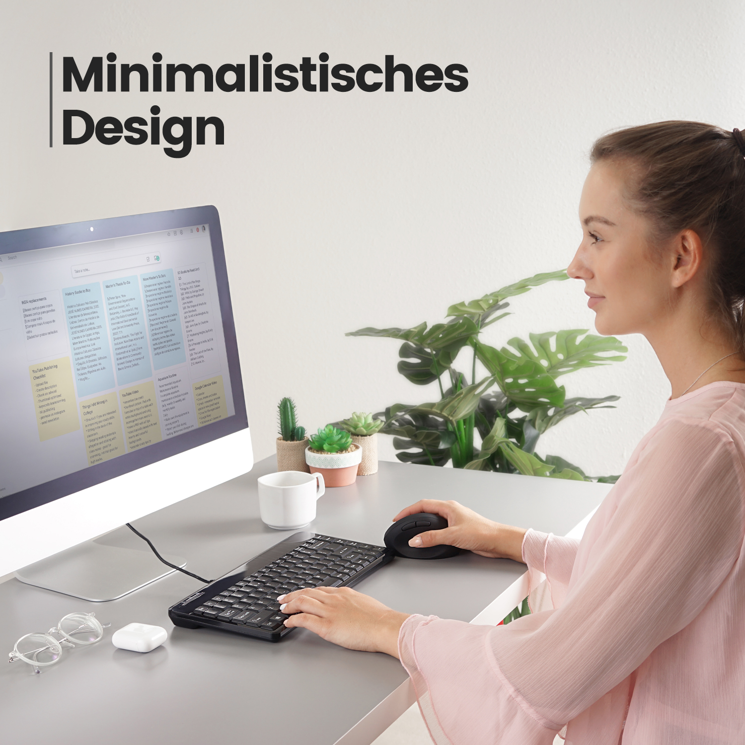 Donna che lavora a una scrivania con monitor, tastiera e mouse. Testo: 'Design minimalista'.
