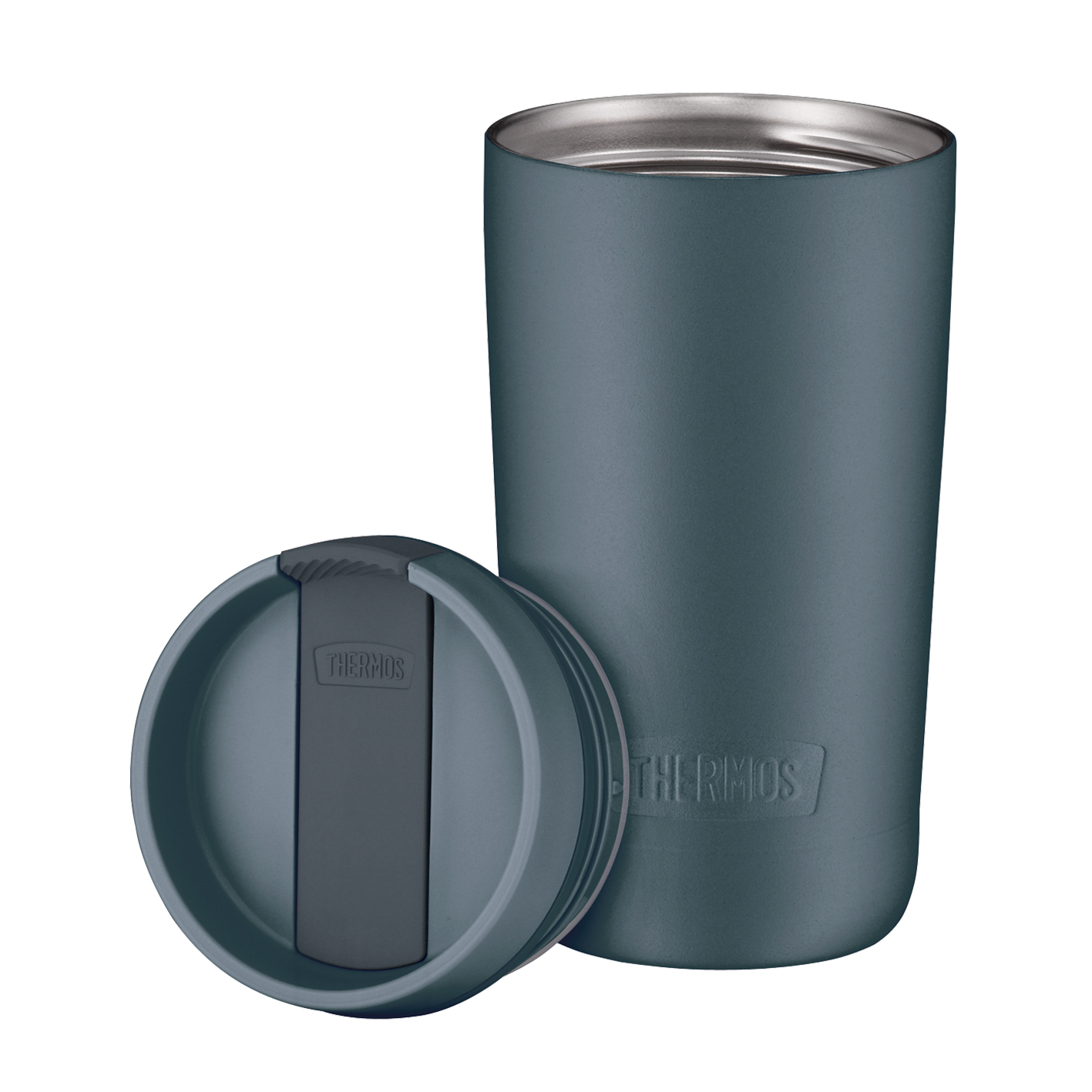 Ein teal-farbiger Thermos-Reisebecher mit Deckel, auf weißem Hintergrund.