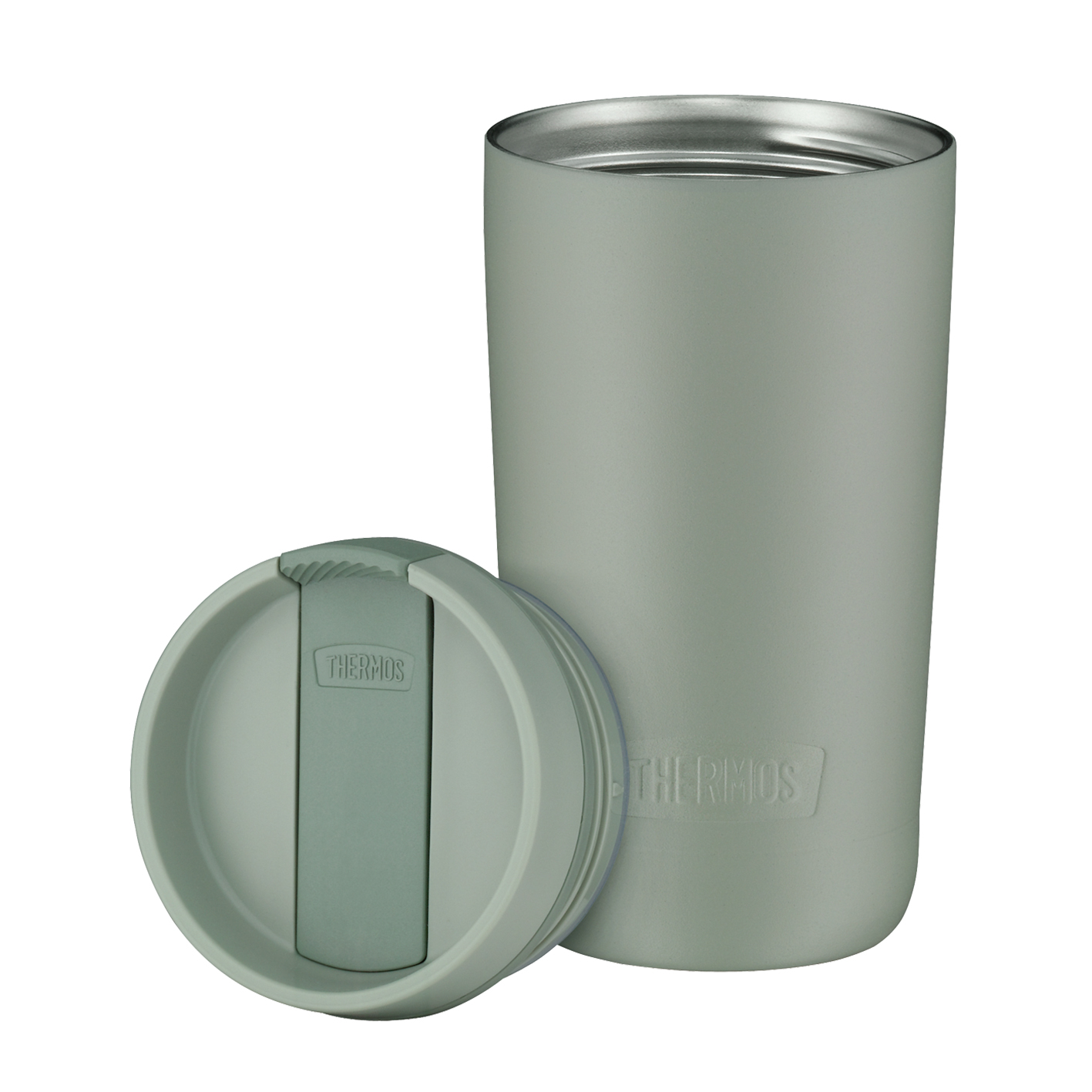 Grüner Reisebecher mit Deckel. Auf dem Becher steht der Markenname „THERMOS“. Isoliert auf weißem Grund.