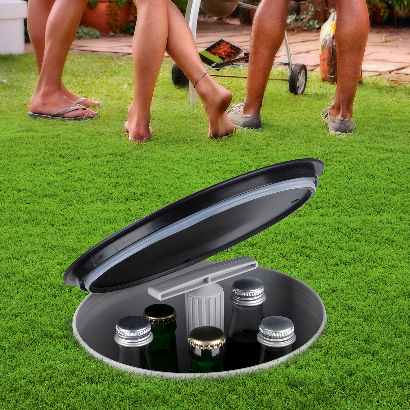 Ein Deckel ist auf einer grasbewachsenen Oberfläche geöffnet. Flaschen und Kronkorken sind sichtbar.