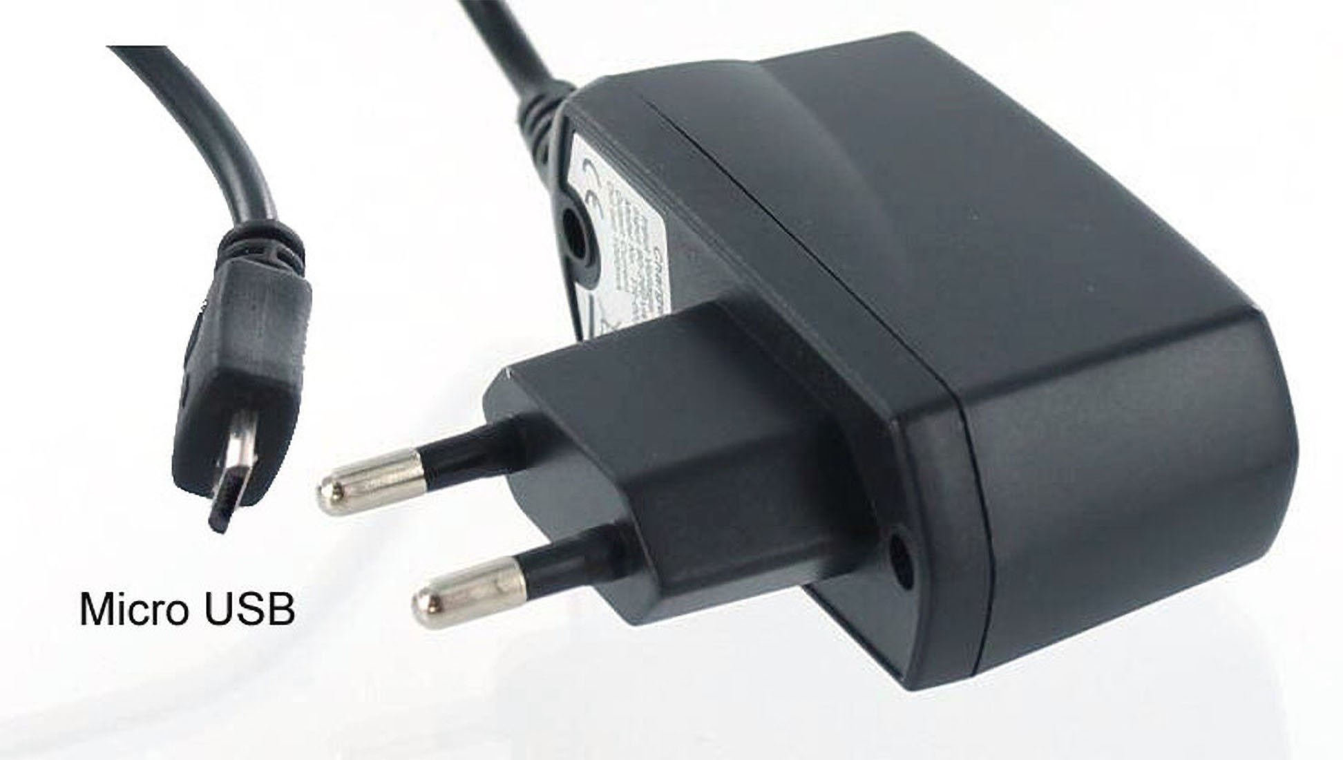 Schwarzes Netzteil mit Micro-USB-Kabel und Eurostecker. Weißer Hintergrund.