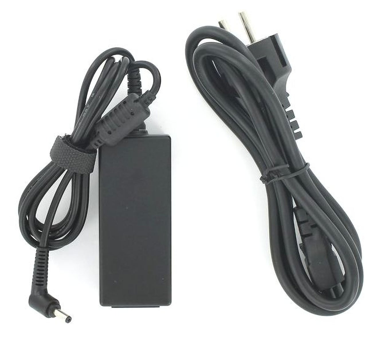 Schwarzes Ladegerät mit zwei Kabeln. Ein Kabel hat einen Laptop- und das andere einen Netzstecker.