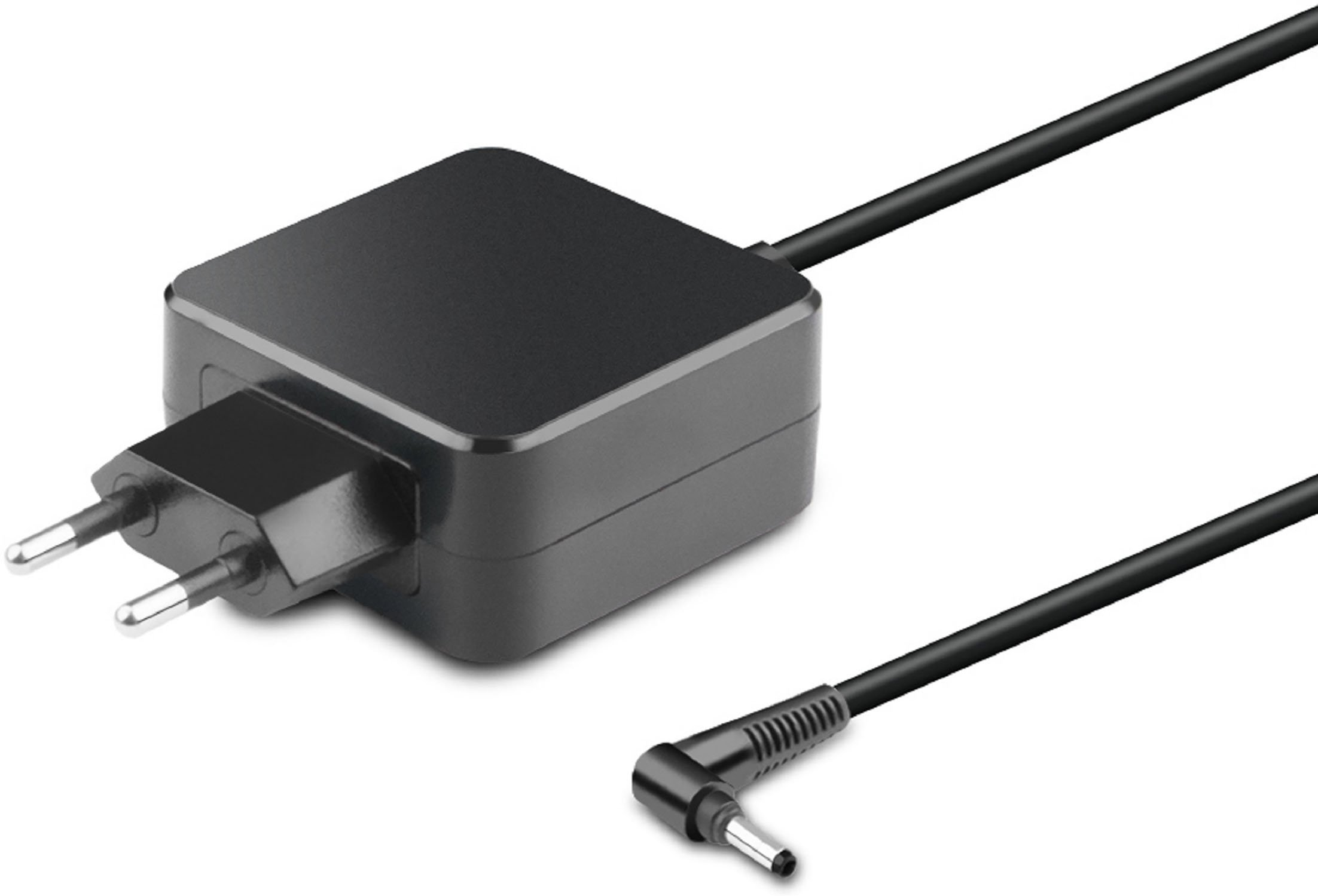 Schwarzes Netzteil mit Eurostecker. Adapter hat einen rechtwinkligen Rundstecker.